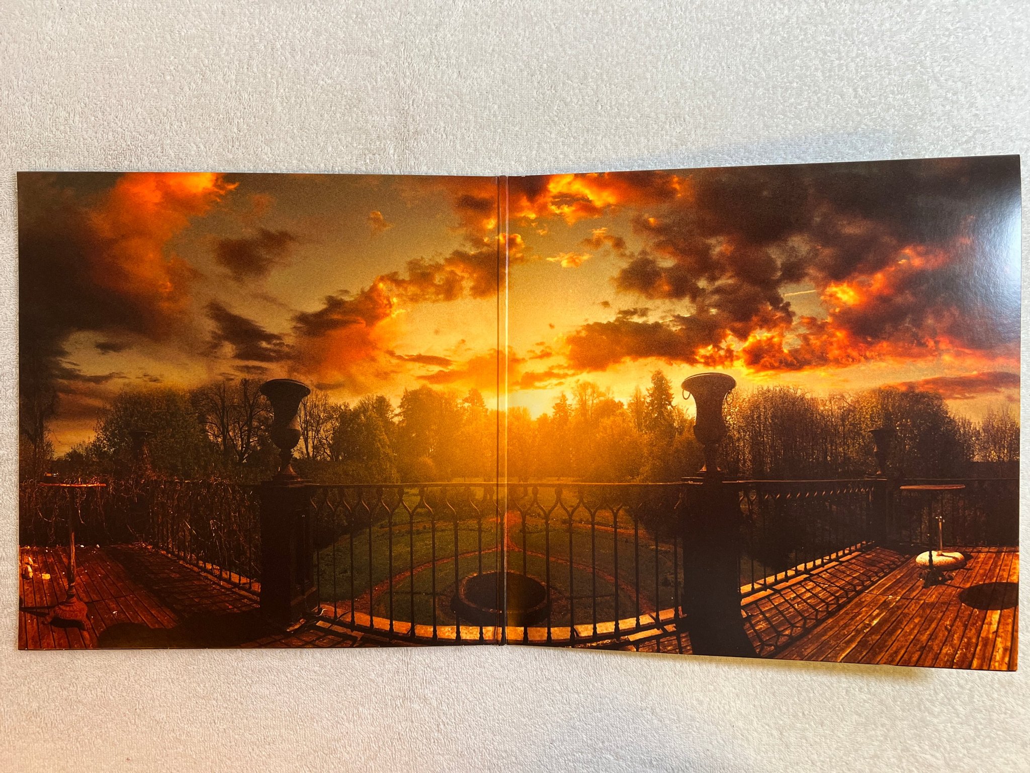 Omslagsbild för skivan HELLSINGLAND UNDERGROUND Understanding Gravity LP 2016 Swe KING070LPOT