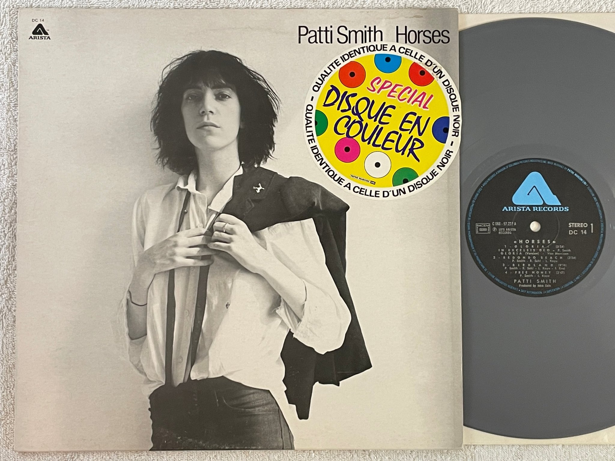 Omslagsbild för skivan PATTI SMITH Horses LP -78 Fra ARISTA C 066-97.237 grey vinyl