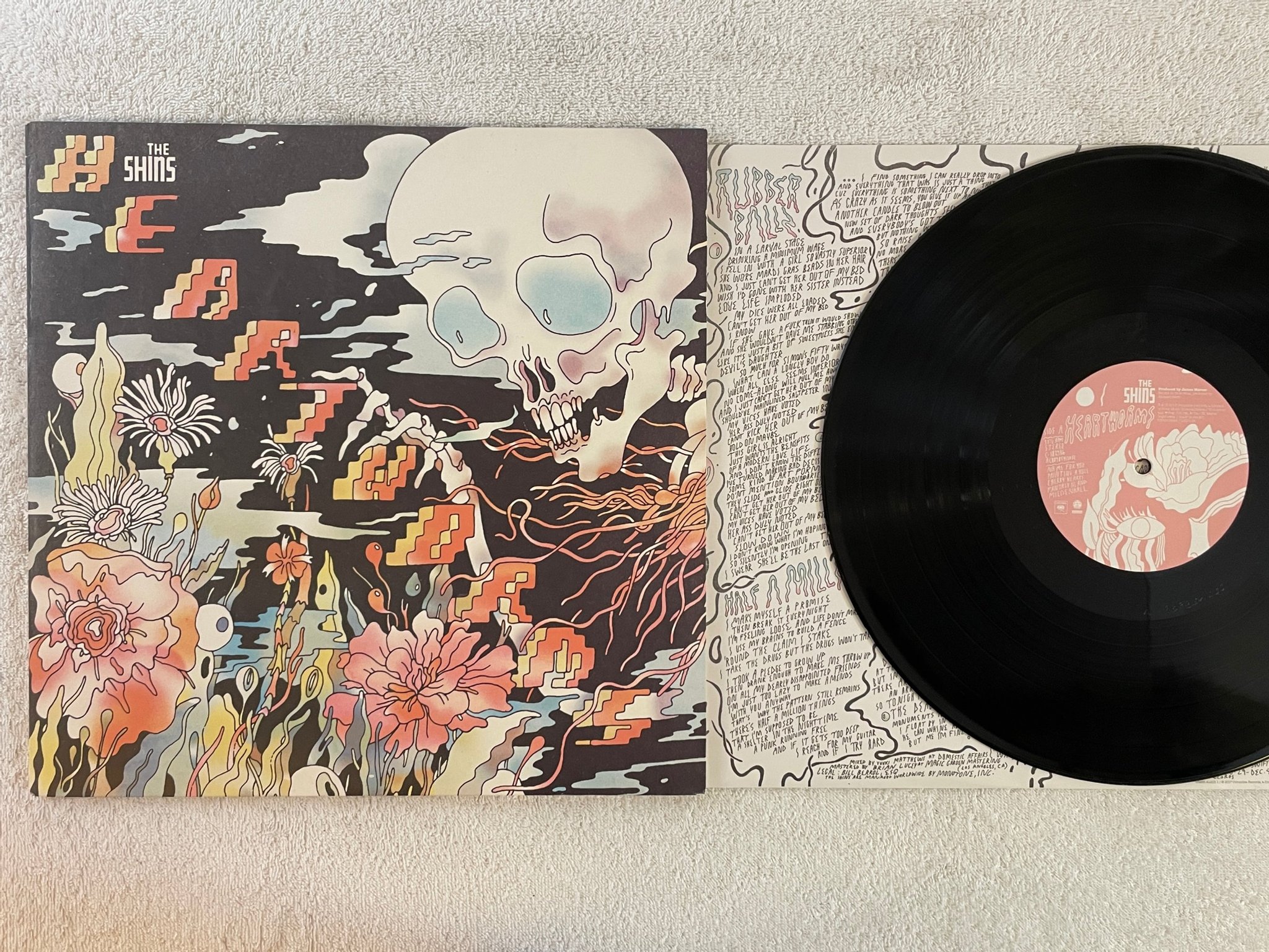 Omslagsbild för skivan THE SHINS Heartworms LP 2017 COLUMBIA 88985 41203 1 indie rock