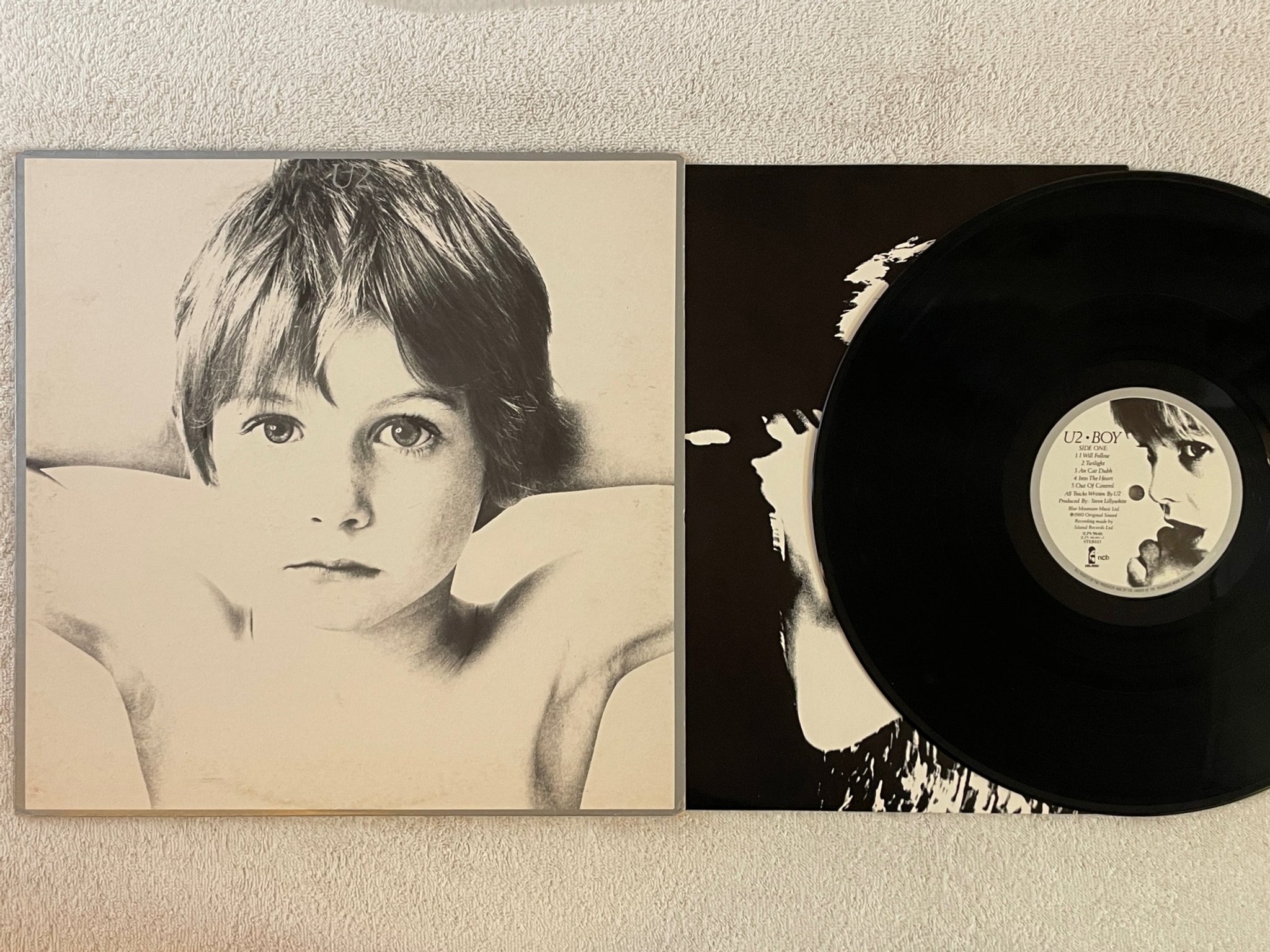 Omslagsbild för skivan U2 boy LP -80 ncb ISLAND ILPS 9646