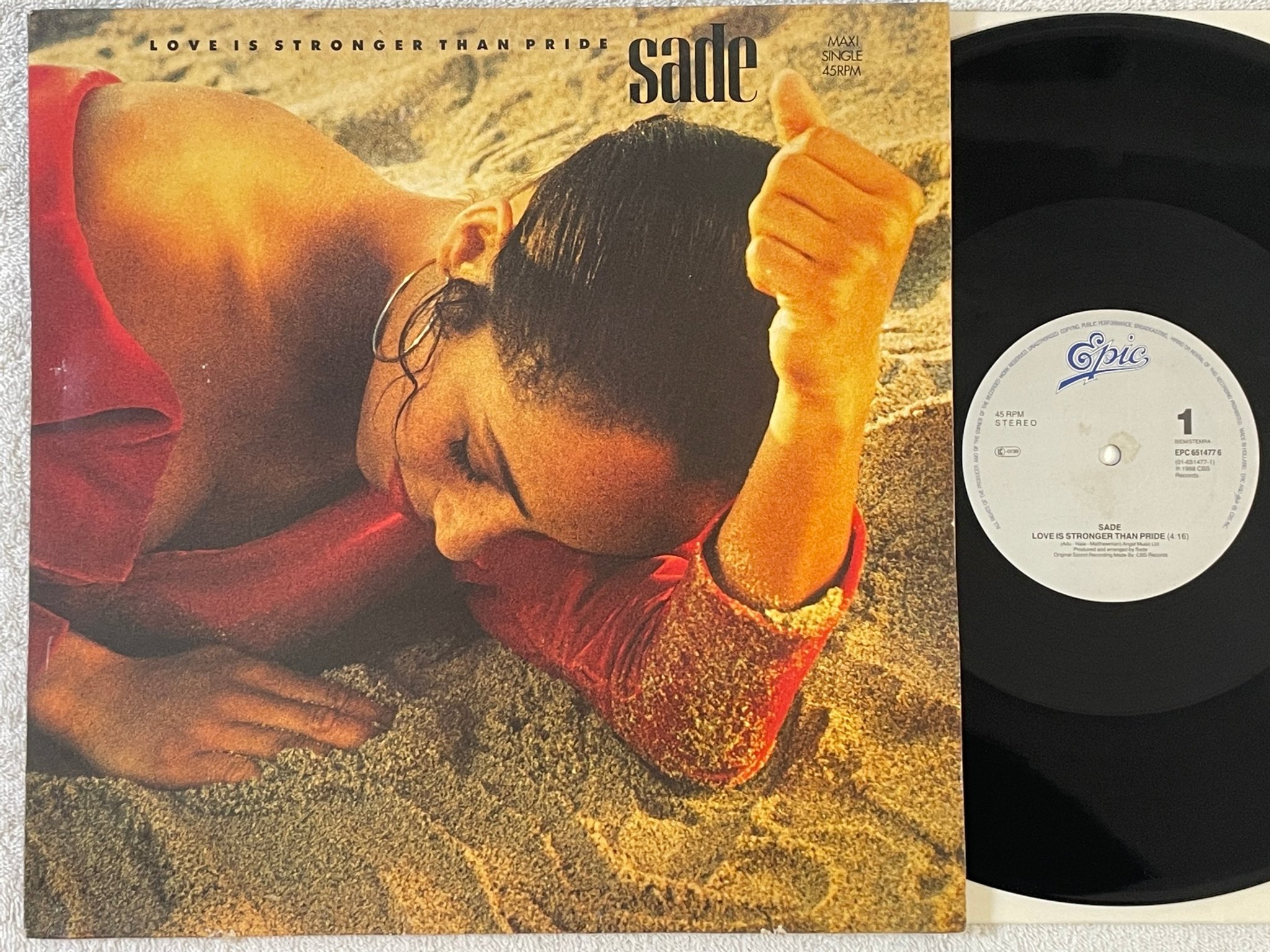 Omslagsbild för skivan SADE love is stronger than pride 12"single -88 Hol EPIC EPC 6514776