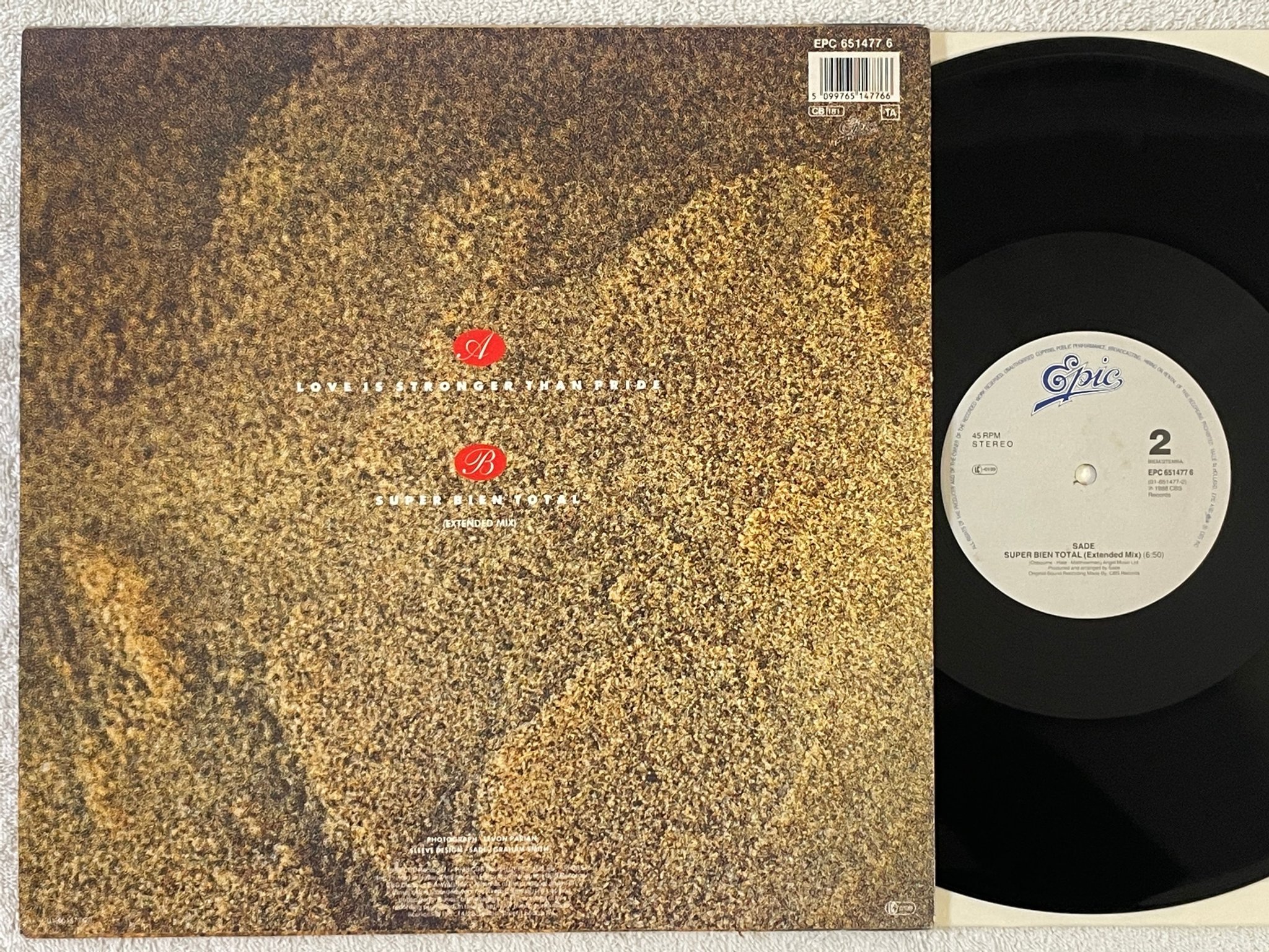 Omslagsbild för skivan SADE love is stronger than pride 12"single -88 Hol EPIC EPC 6514776