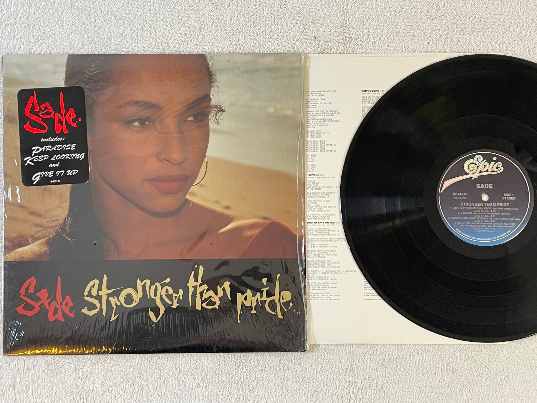 Omslagsbild för skivan SADE stronger than pride LP -88 Can EPIC OE 44210 " hype sticker "