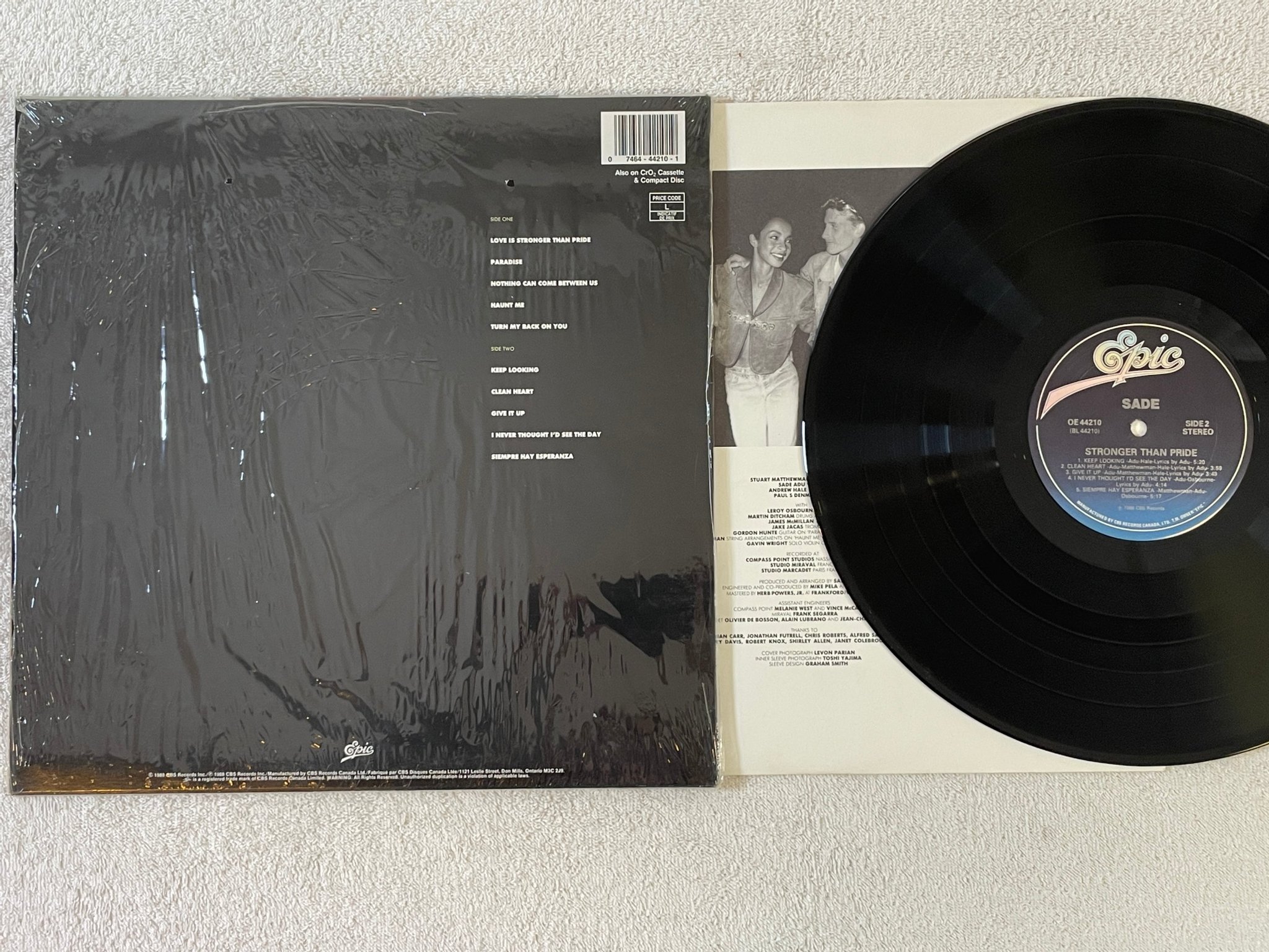 Omslagsbild för skivan SADE stronger than pride LP -88 Can EPIC OE 44210 " hype sticker "