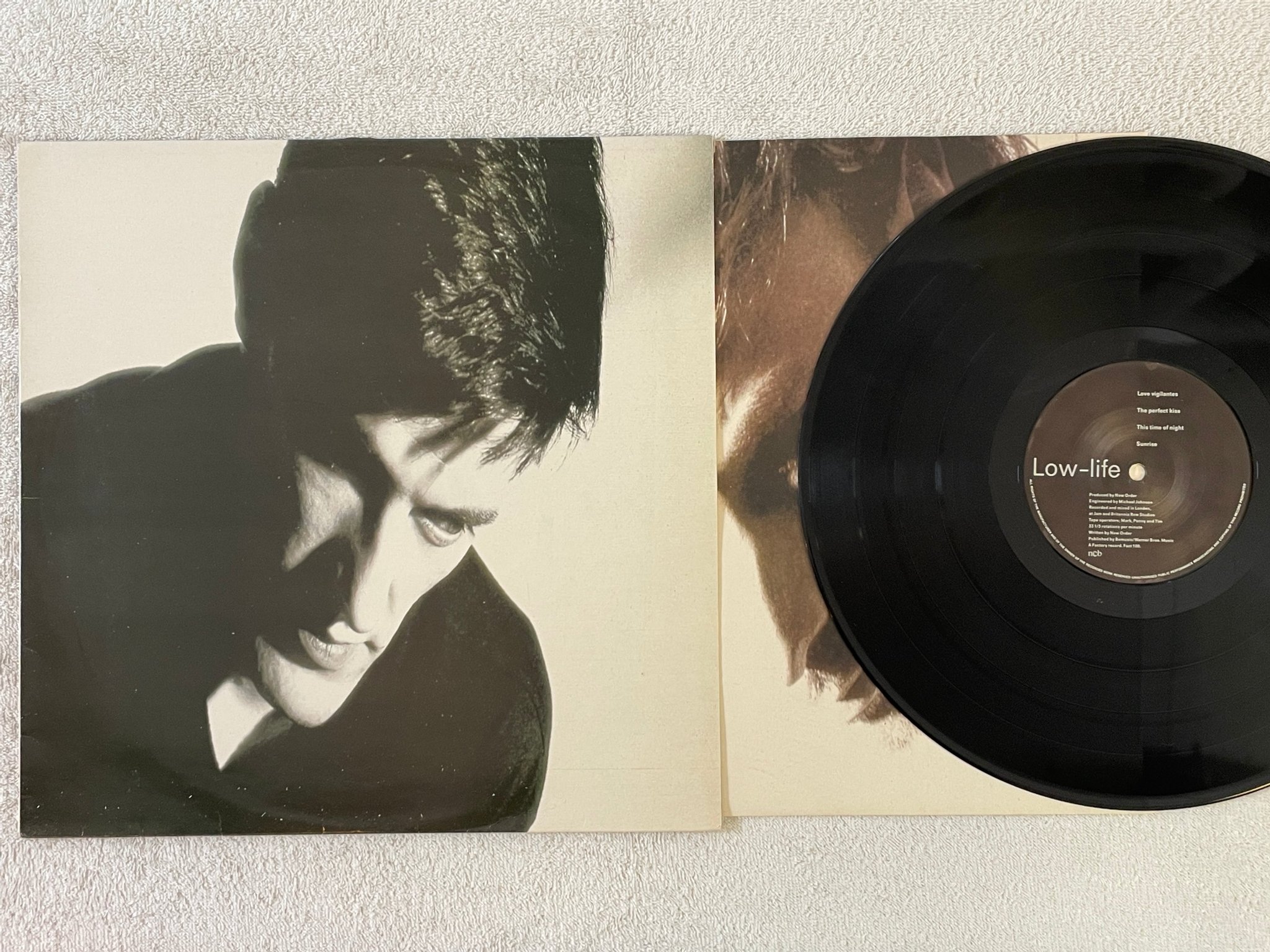Omslagsbild för skivan NEW ORDER low-life LP -85 ncb FACTORY Fact 100