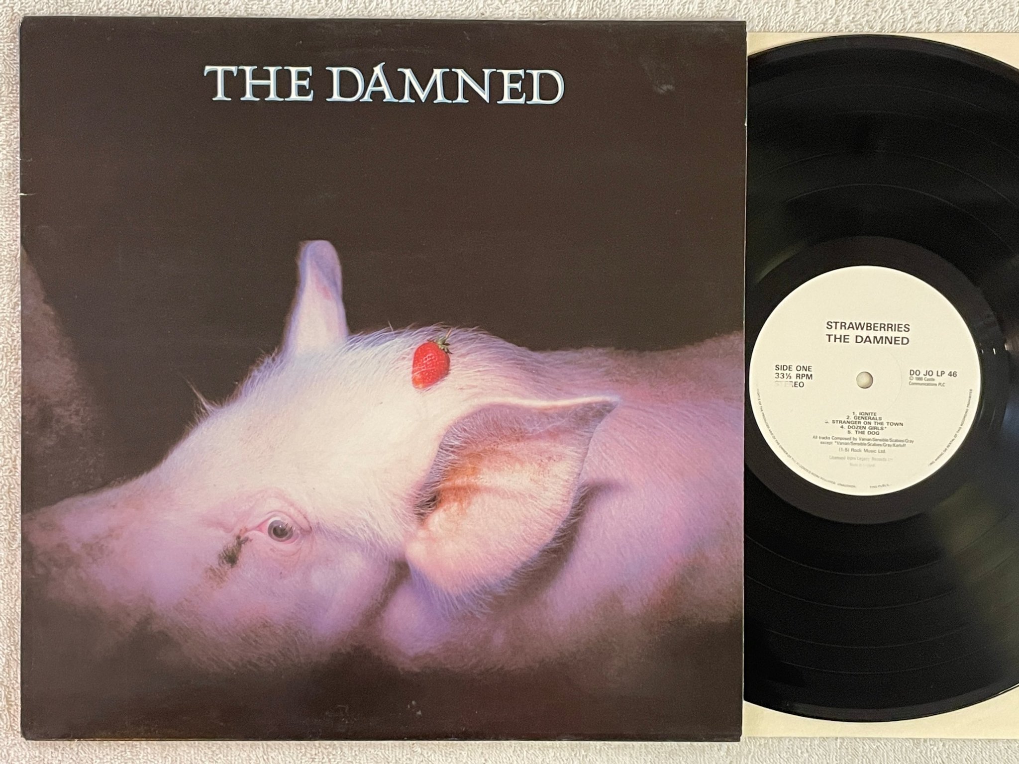 Omslagsbild för skivan THE DAMNED strawberies LP -82/86 UK DOJO DOJOLP 46