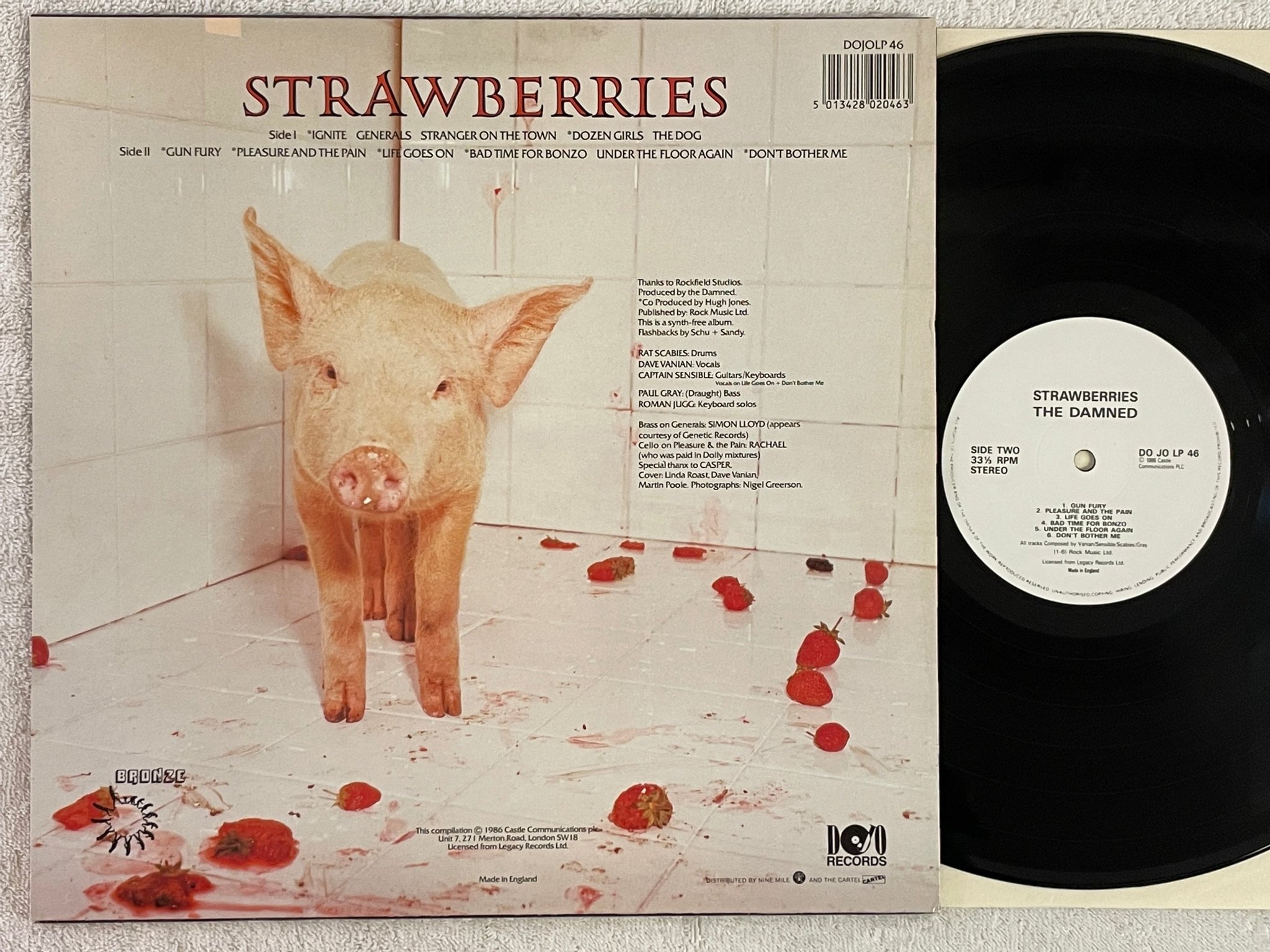 Omslagsbild för skivan THE DAMNED strawberies LP -82/86 UK DOJO DOJOLP 46