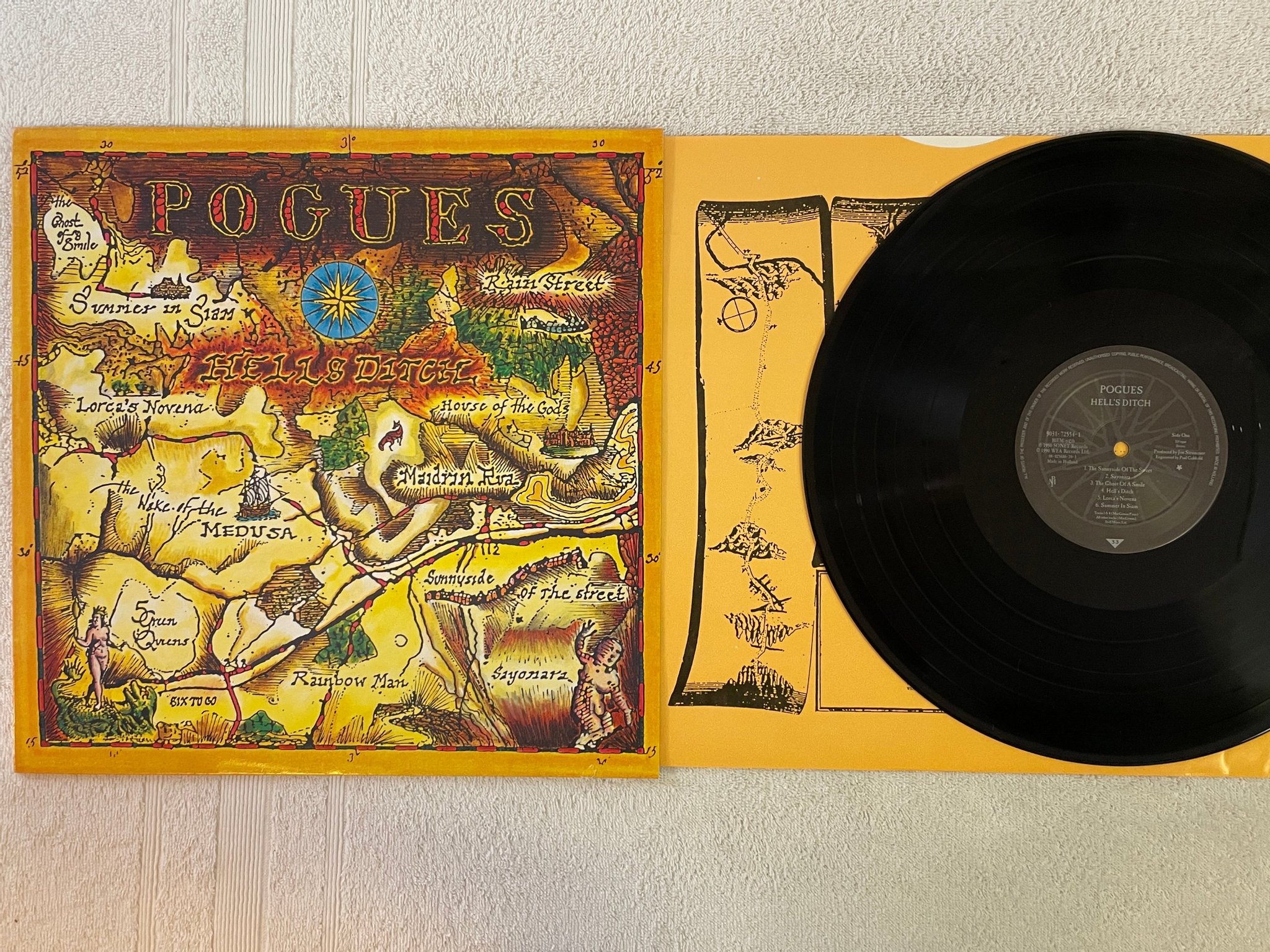 Omslagsbild för skivan POUGES hell's ditch LP -90 ncb SONET 9031-72554-1