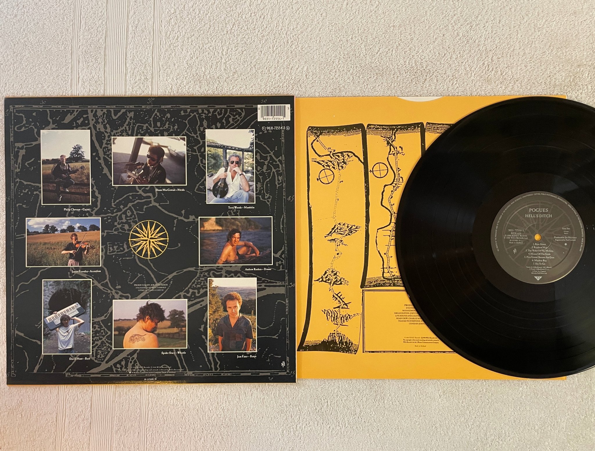 Omslagsbild för skivan POUGES hell's ditch LP -90 ncb SONET 9031-72554-1