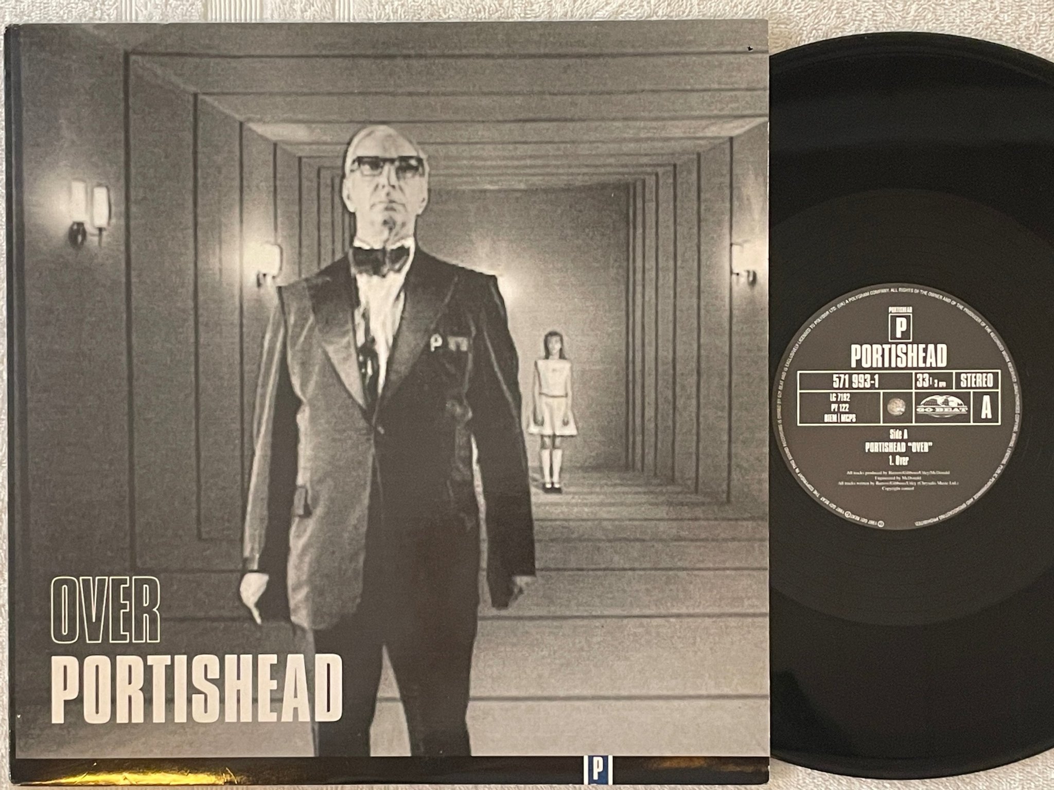 Omslagsbild för skivan PORTISHEAD Over 12" -97 UK go! beat 571 993-1 TRIP HOP 