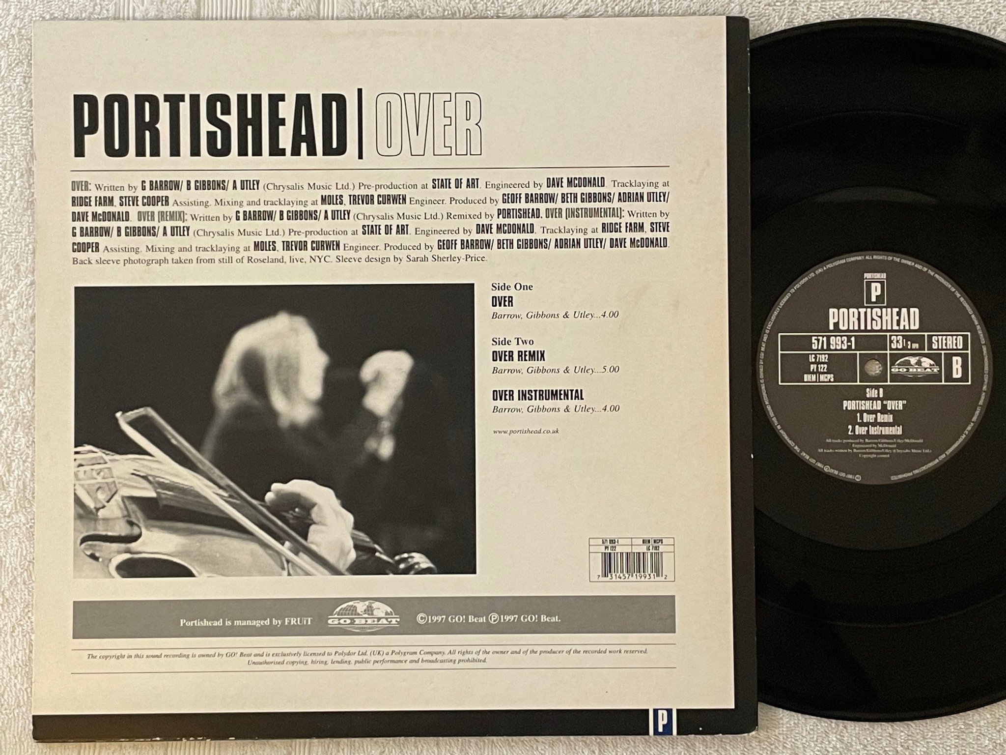 Omslagsbild för skivan PORTISHEAD Over 12" -97 UK go! beat 571 993-1 TRIP HOP 