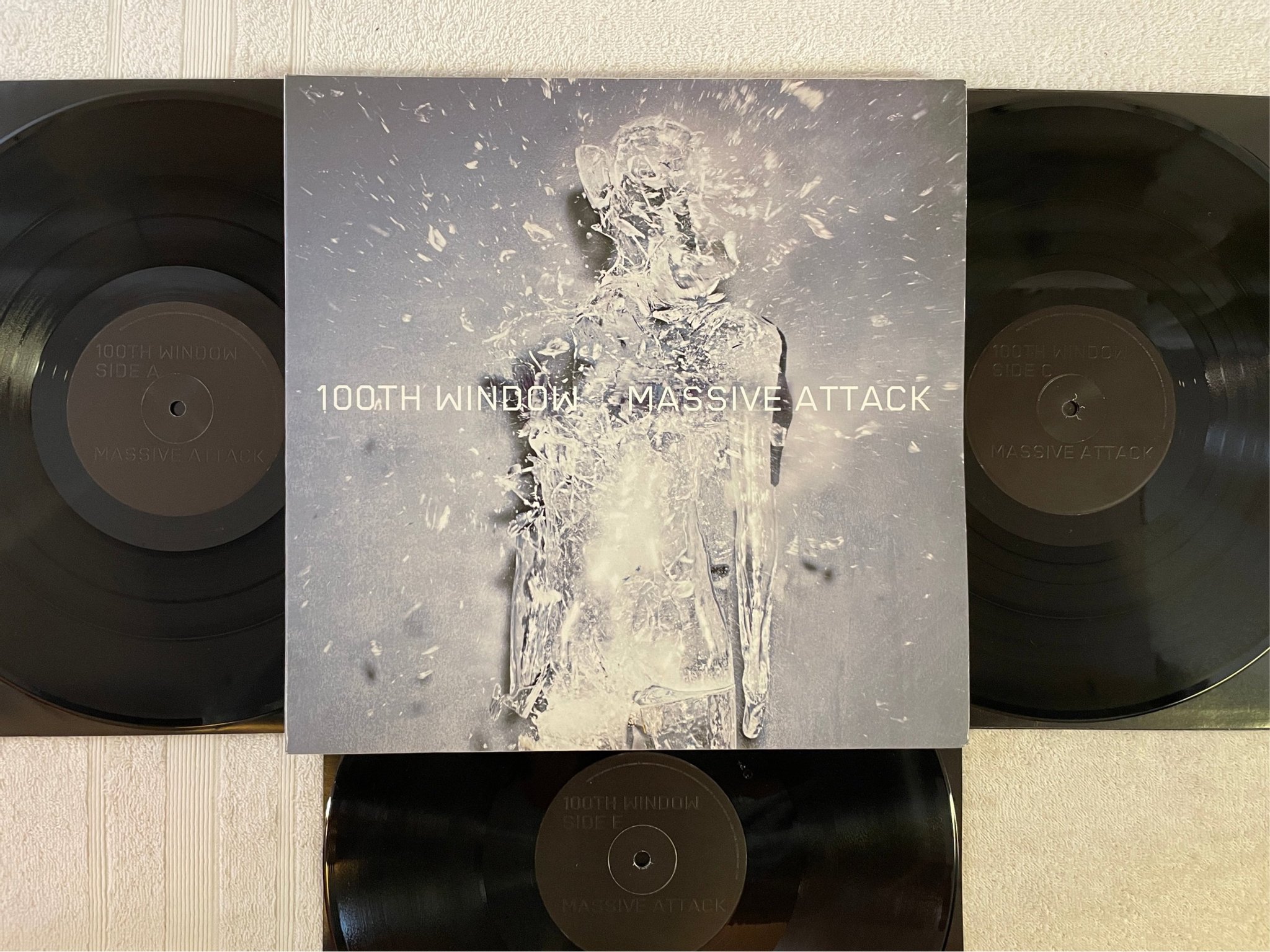 Omslagsbild för skivan MASSIVE ATTACK 100th Window 3xLP 2003 Eu VIRGIN 724358123913 *** rare ***