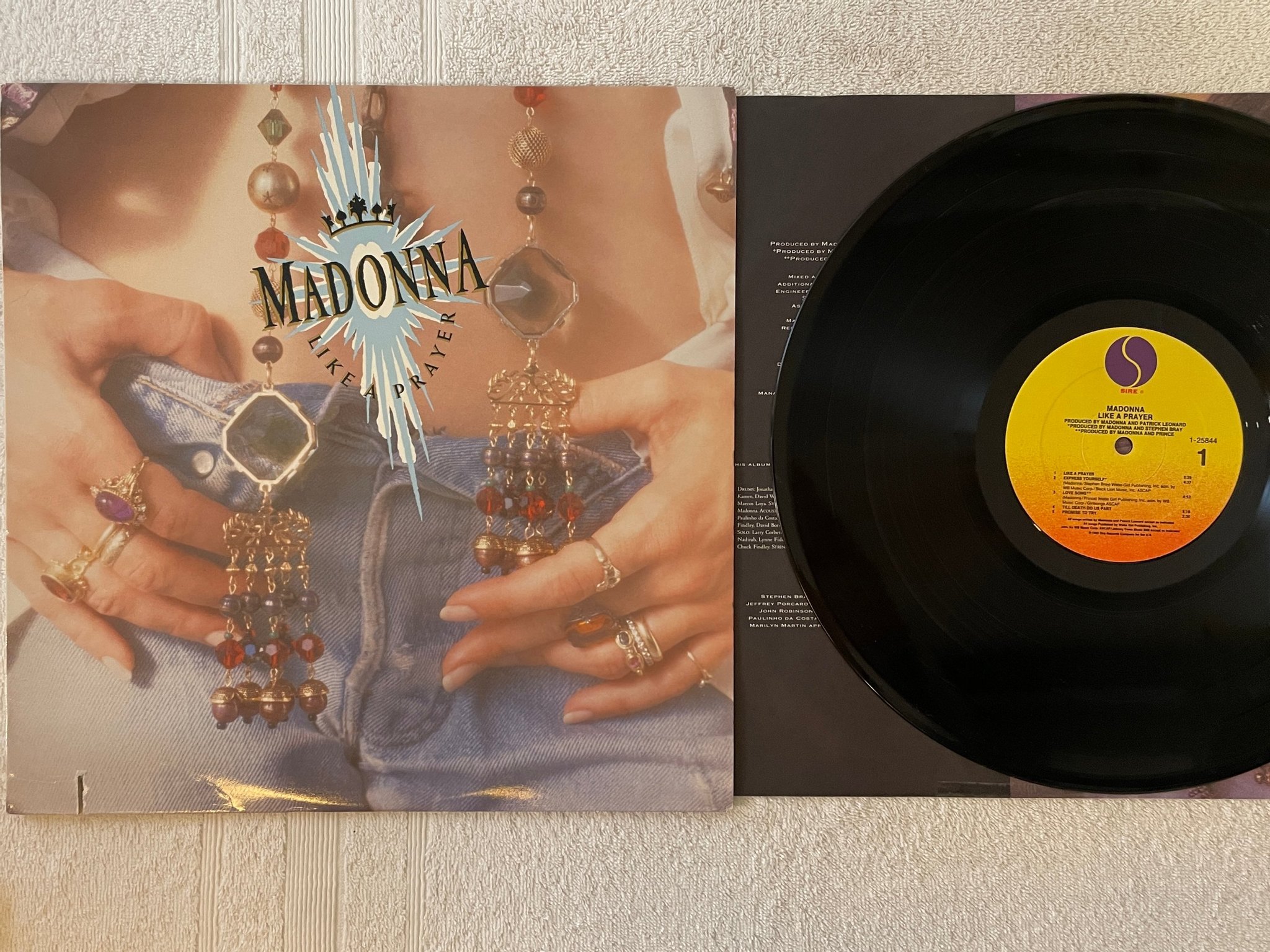 Omslagsbild för skivan MADONNA like a prayer LP -89 US SIRE 1-25844