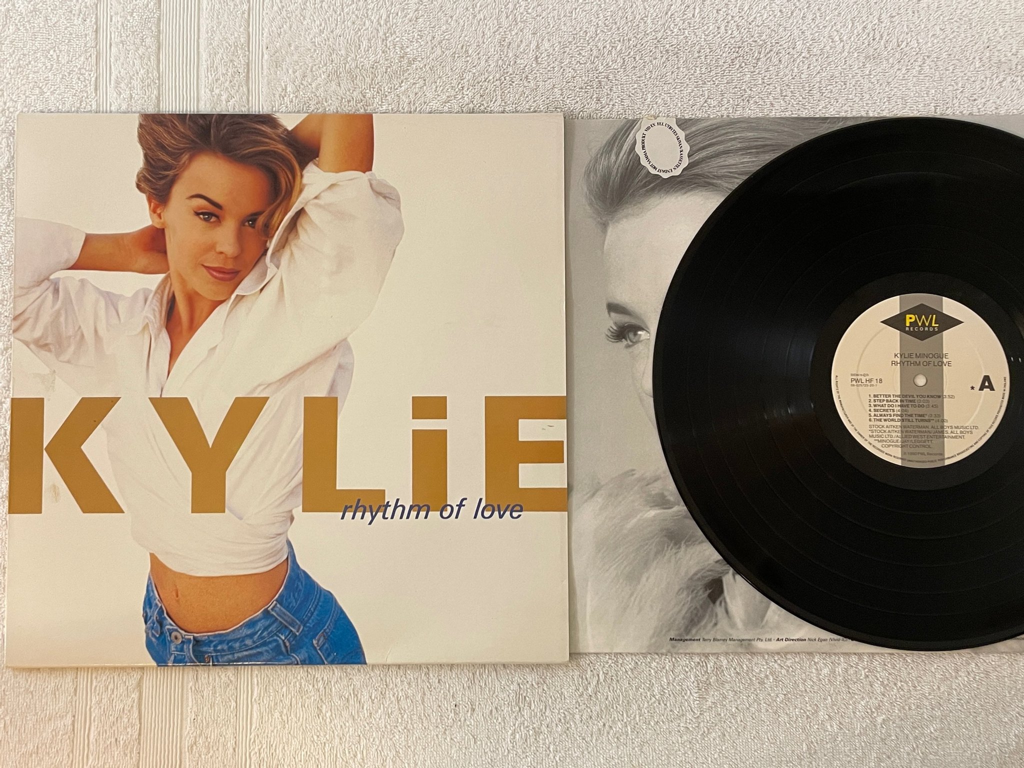 Omslagsbild för skivan KYLIE MINOGUE Rhythm Of Love LP -90 EU PWL 9031-73092-1 