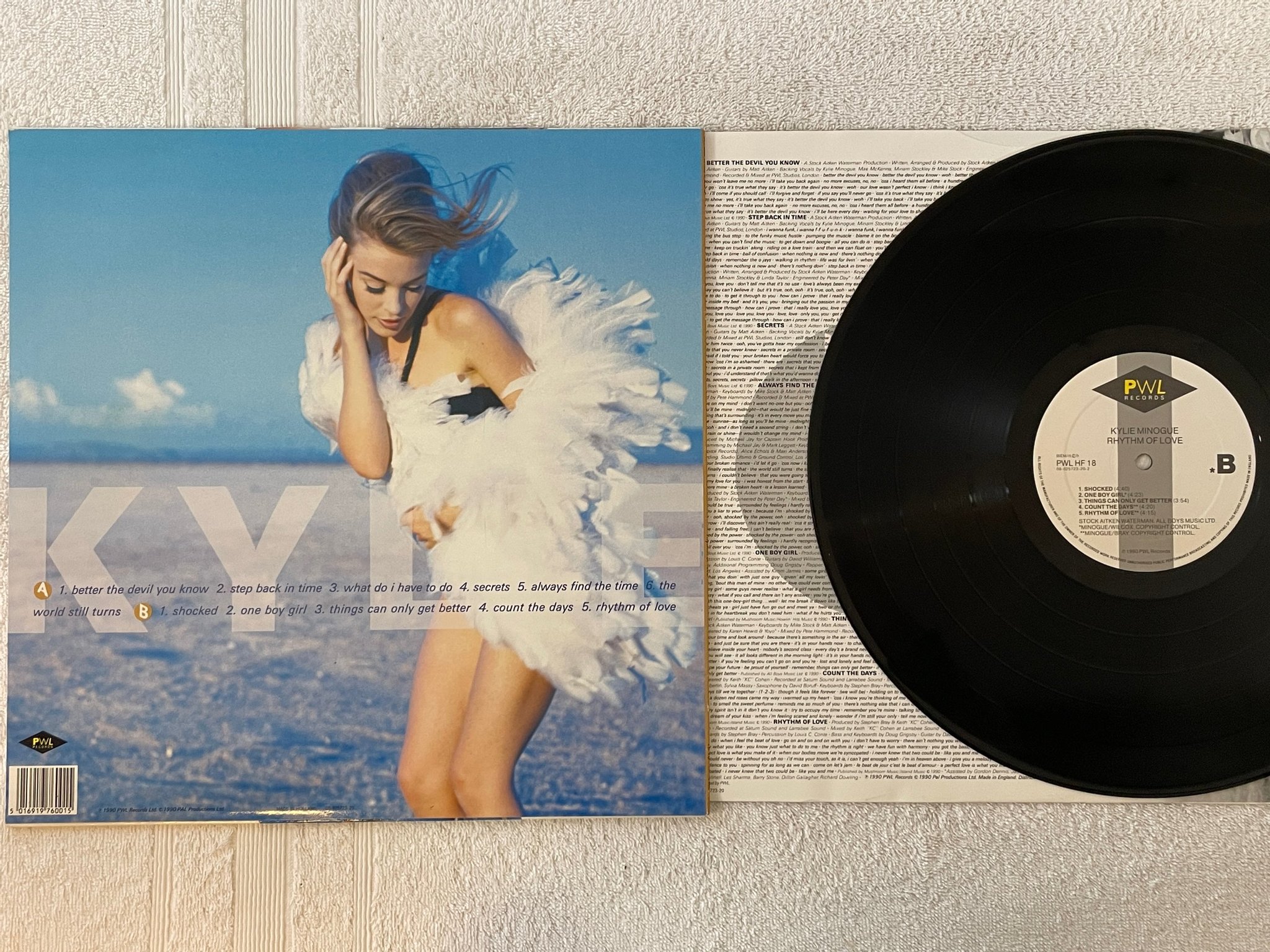 Omslagsbild för skivan KYLIE MINOGUE Rhythm Of Love LP -90 EU PWL 9031-73092-1 