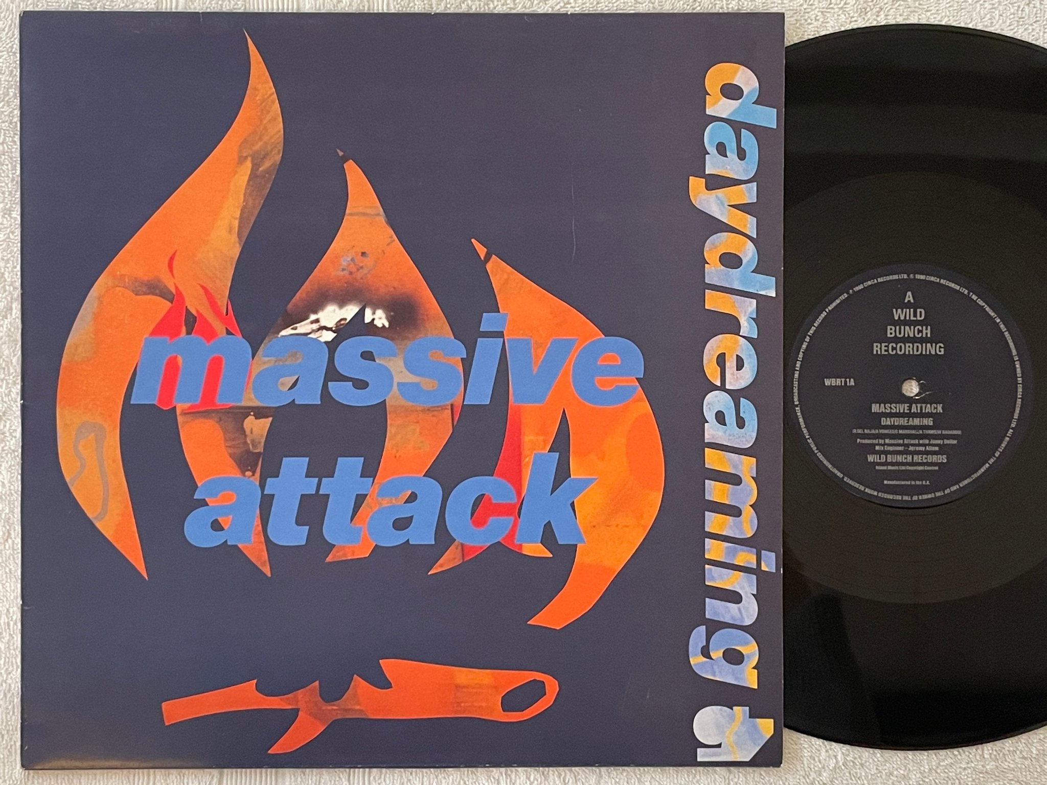 Omslagsbild för skivan MASSIVE ATTACK daydreaming 12" -90 WILD BUNCH WBRT 1