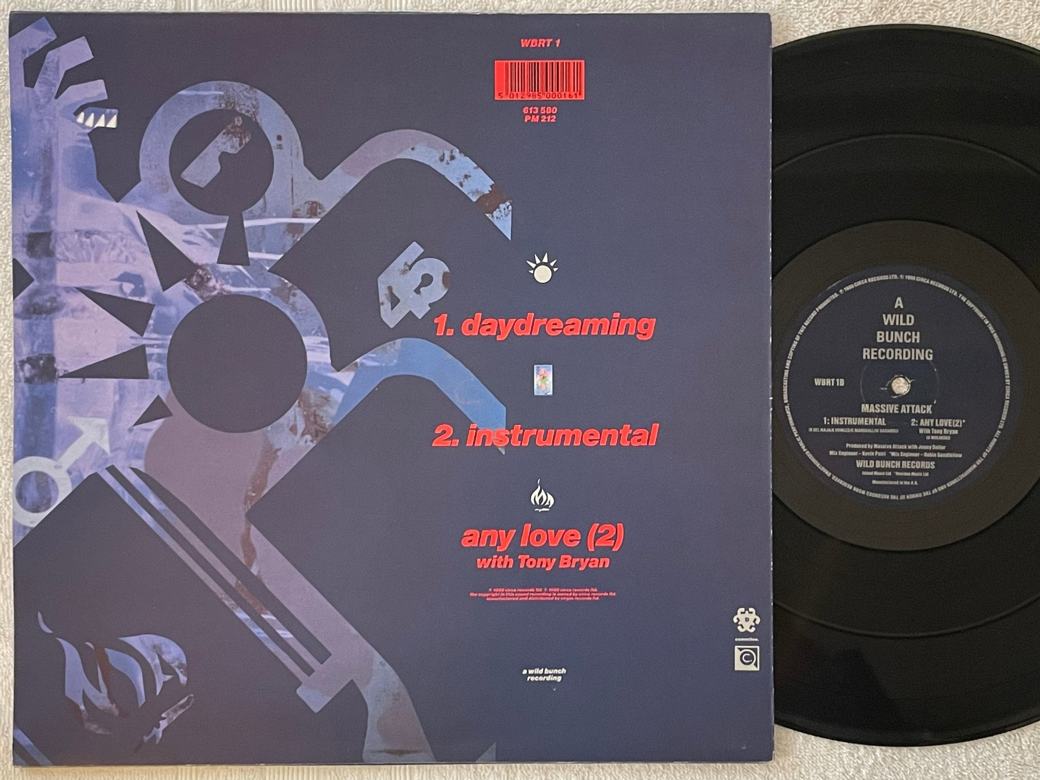 Omslagsbild för skivan MASSIVE ATTACK daydreaming 12" -90 WILD BUNCH WBRT 1