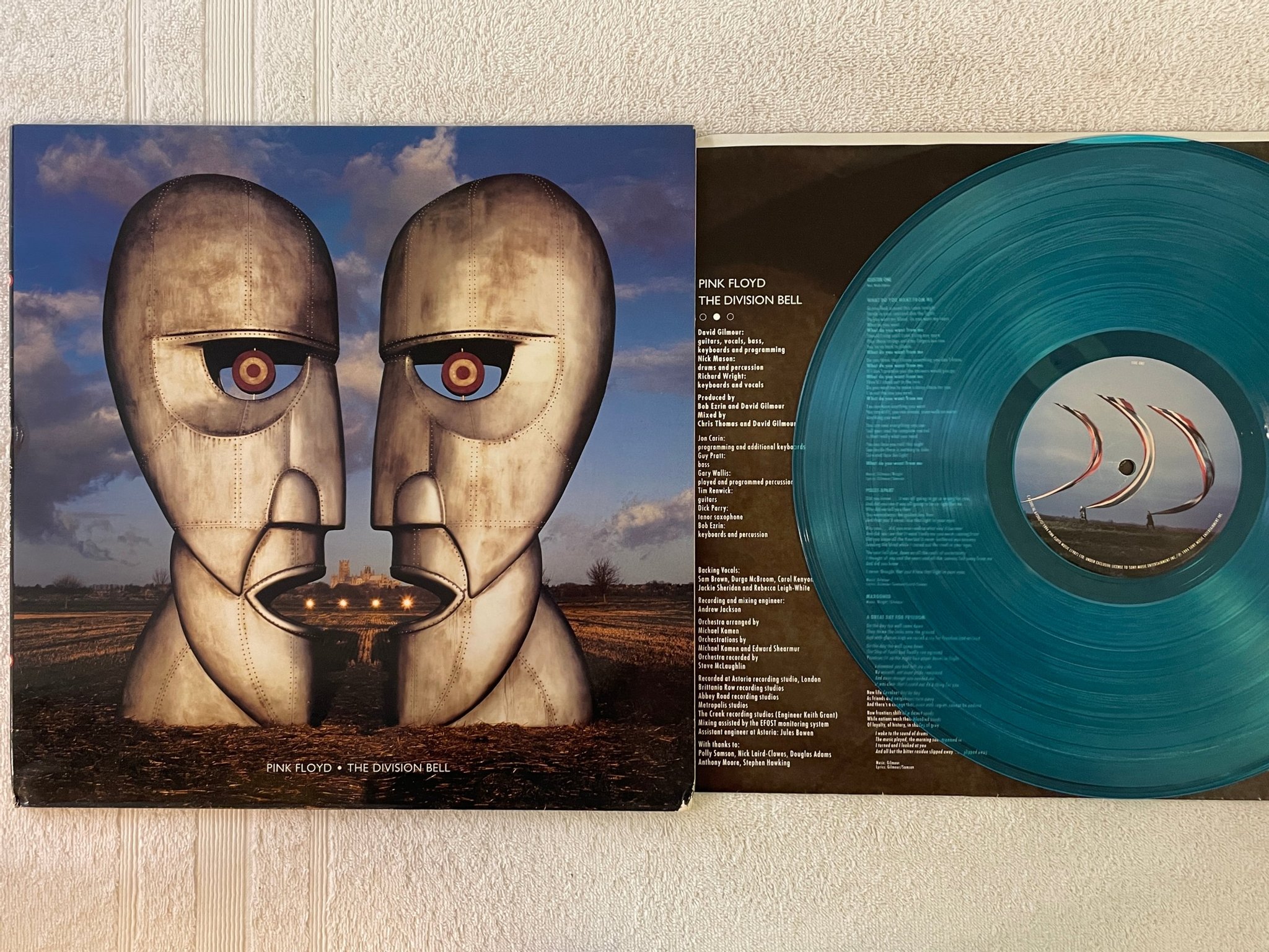 Omslagsbild för skivan PINK FLOYD The Division Bell LP -94 US COLUMBIA C 64200 Blue vinyl ** RARE **