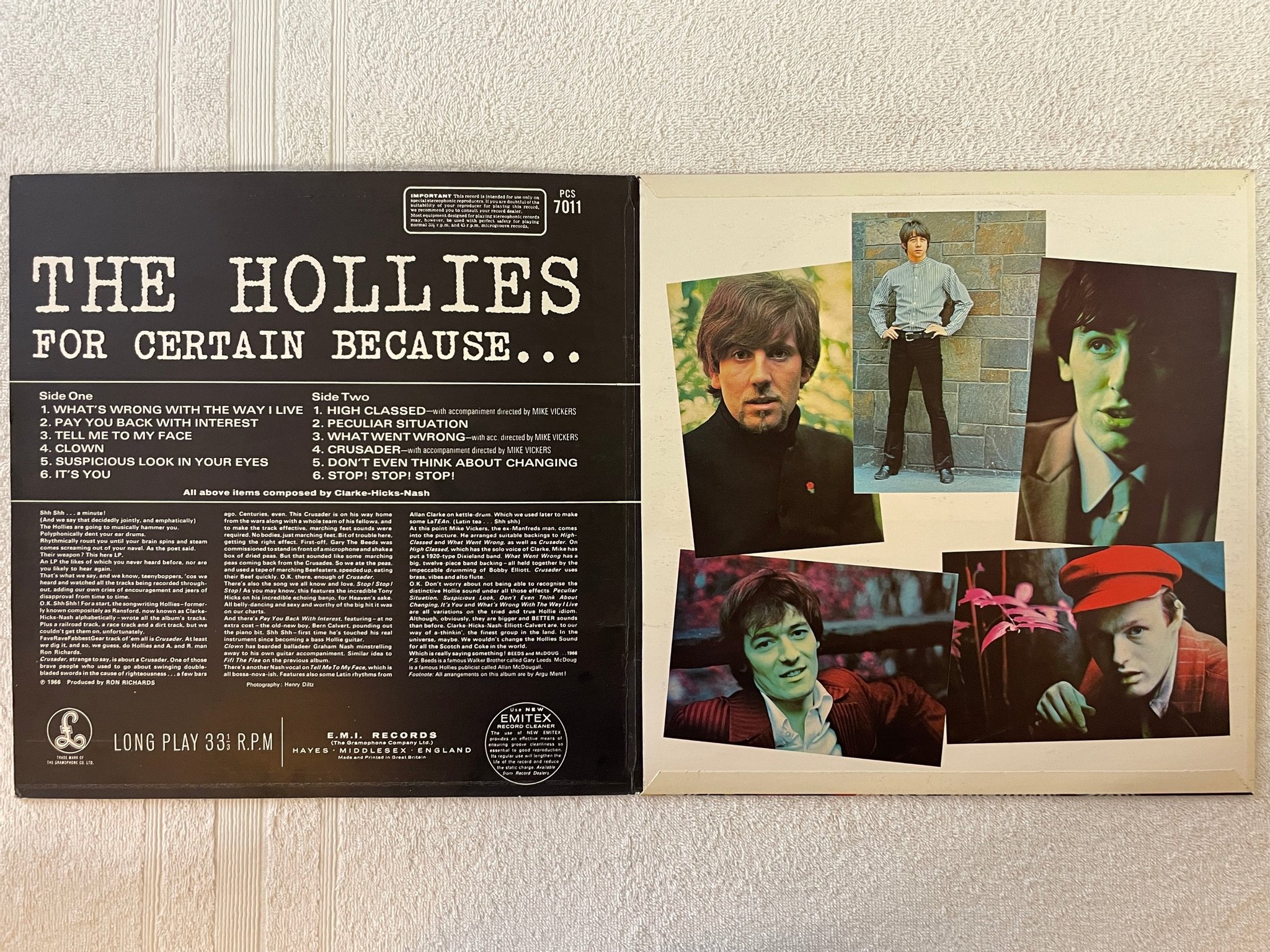 Omslagsbild för skivan THE HOLLIES for certain because . . . LP -66 UK PARLOPHONE PCS 7011
