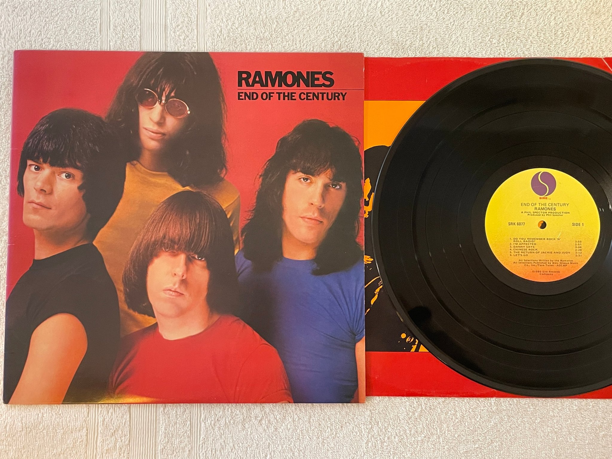 Omslagsbild för skivan RAMONES end of the century LP -80 US SIRE SRK 6077