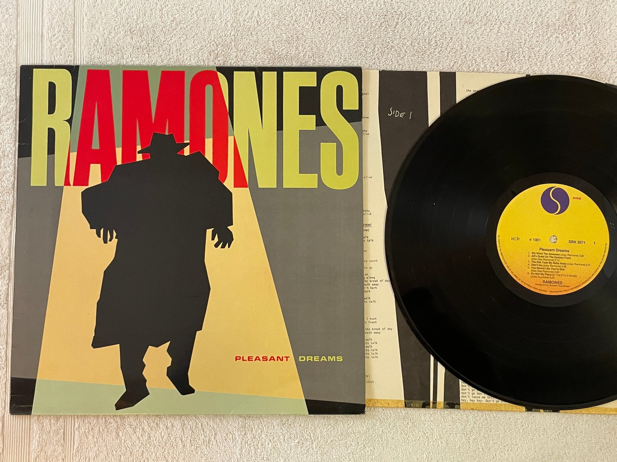 Omslagsbild för skivan RAMONES pleasant LP -81 ncb SIRE SRK 3571 