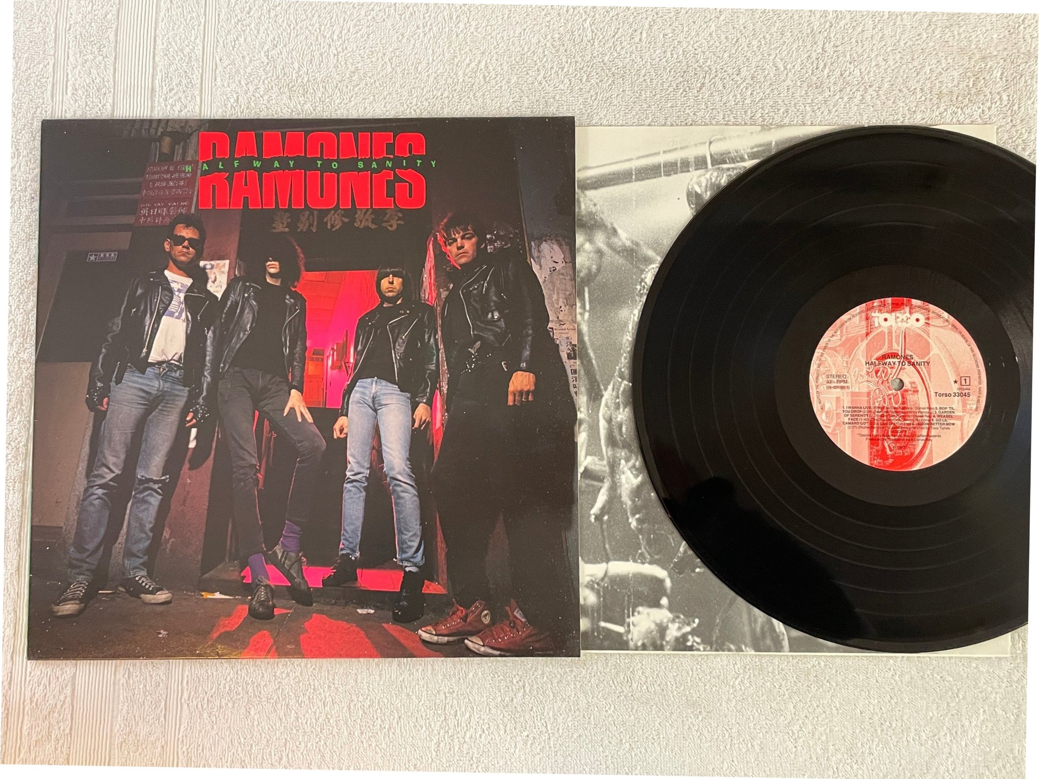 Omslagsbild för skivan RAMONES halfway to sanity LP -87 Hol TORSO 33045