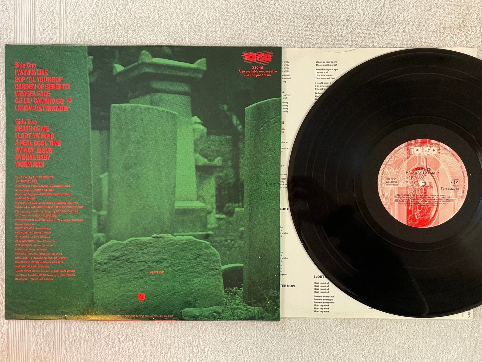 Omslagsbild för skivan RAMONES halfway to sanity LP -87 Hol TORSO 33045