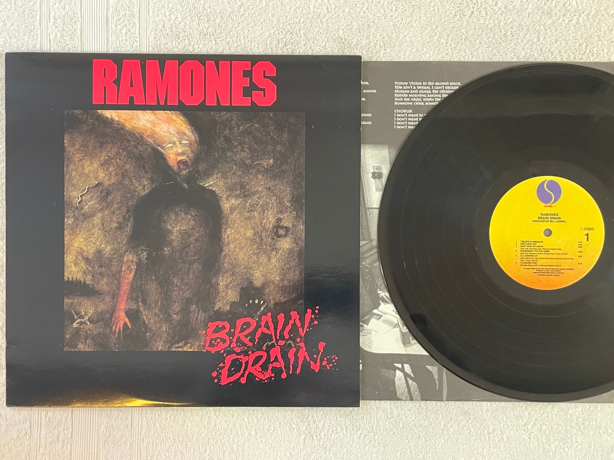 Omslagsbild för skivan RAMONES brain drain LP -89 US SIRE 1-25905 ** rare punk rock **