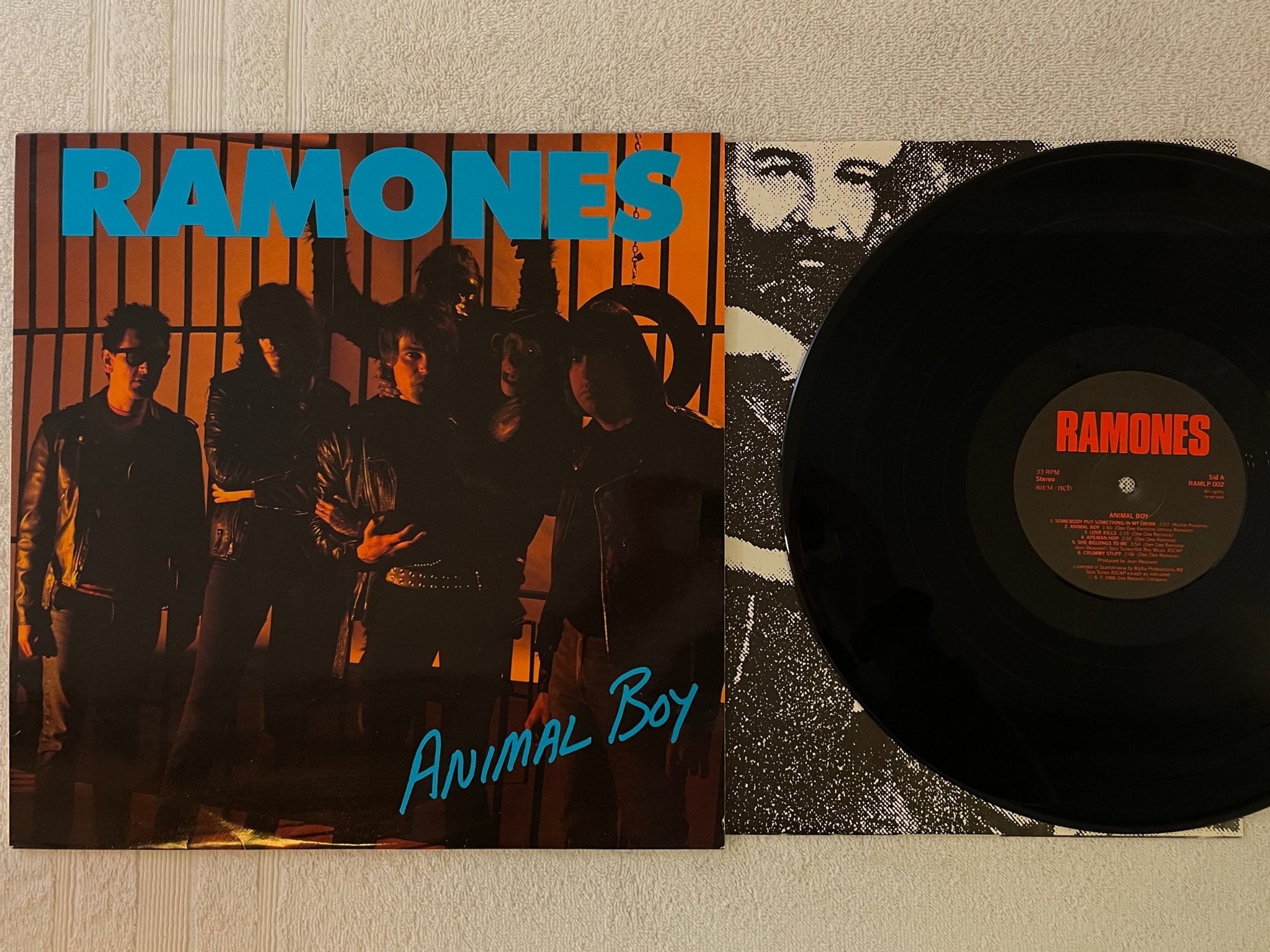 Omslagsbild för skivan RAMONES animal boy LP -86 ncb SIRE RAMLP 002