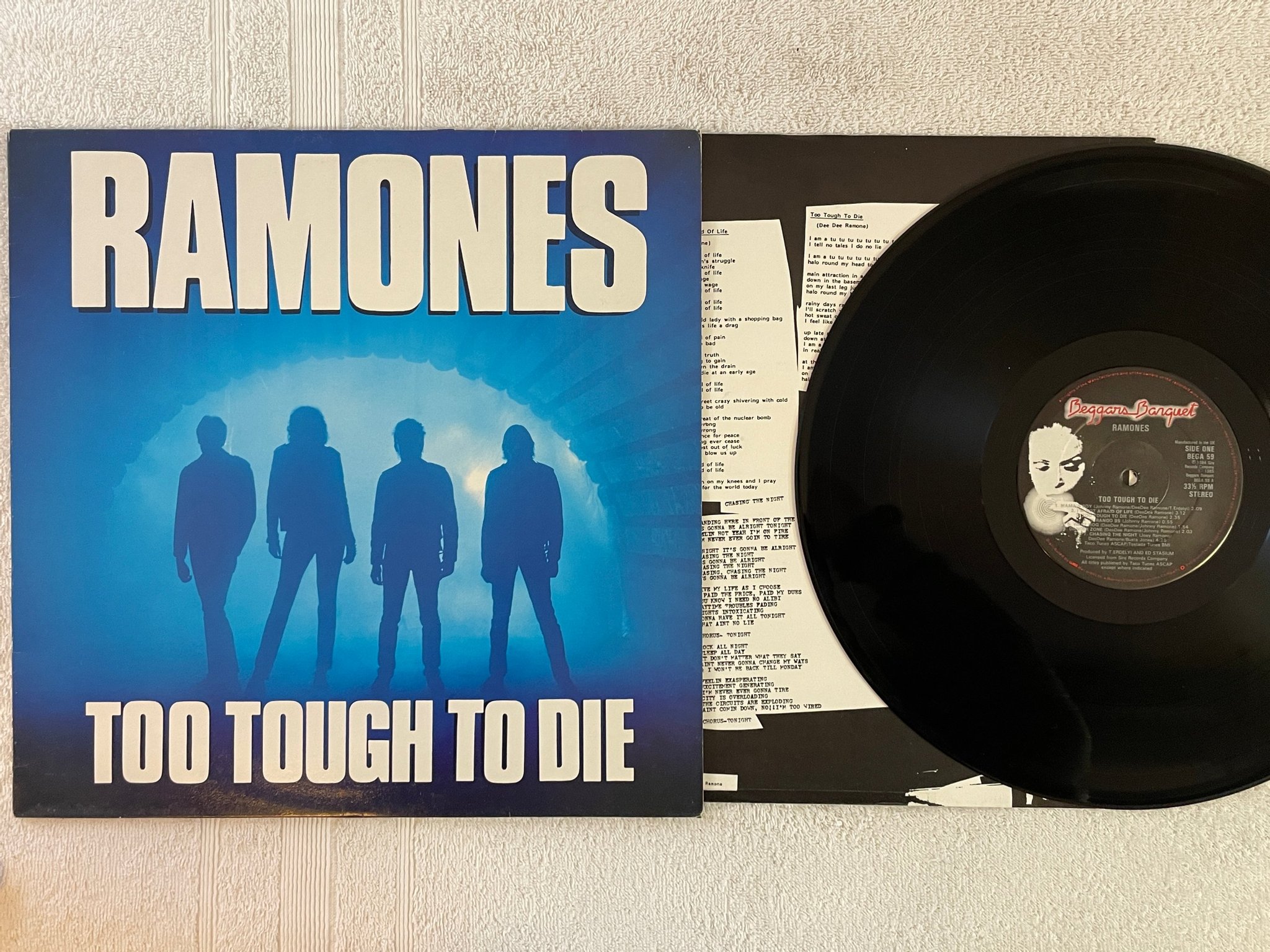 Omslagsbild för skivan RAMONES too tough to die LP -84 UK BEGGARS BANQUET BEGA 59 