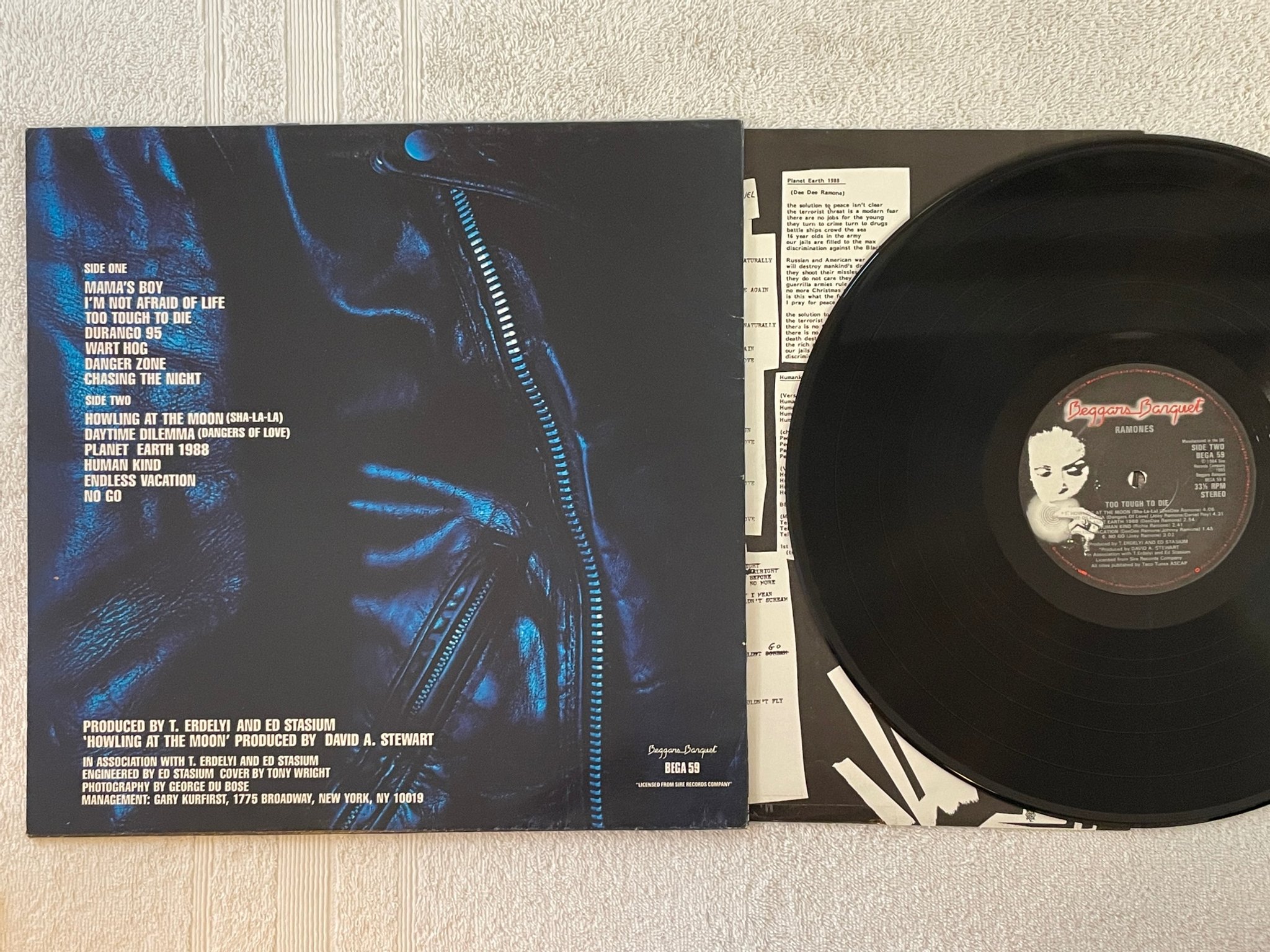 Omslagsbild för skivan RAMONES too tough to die LP -84 UK BEGGARS BANQUET BEGA 59 