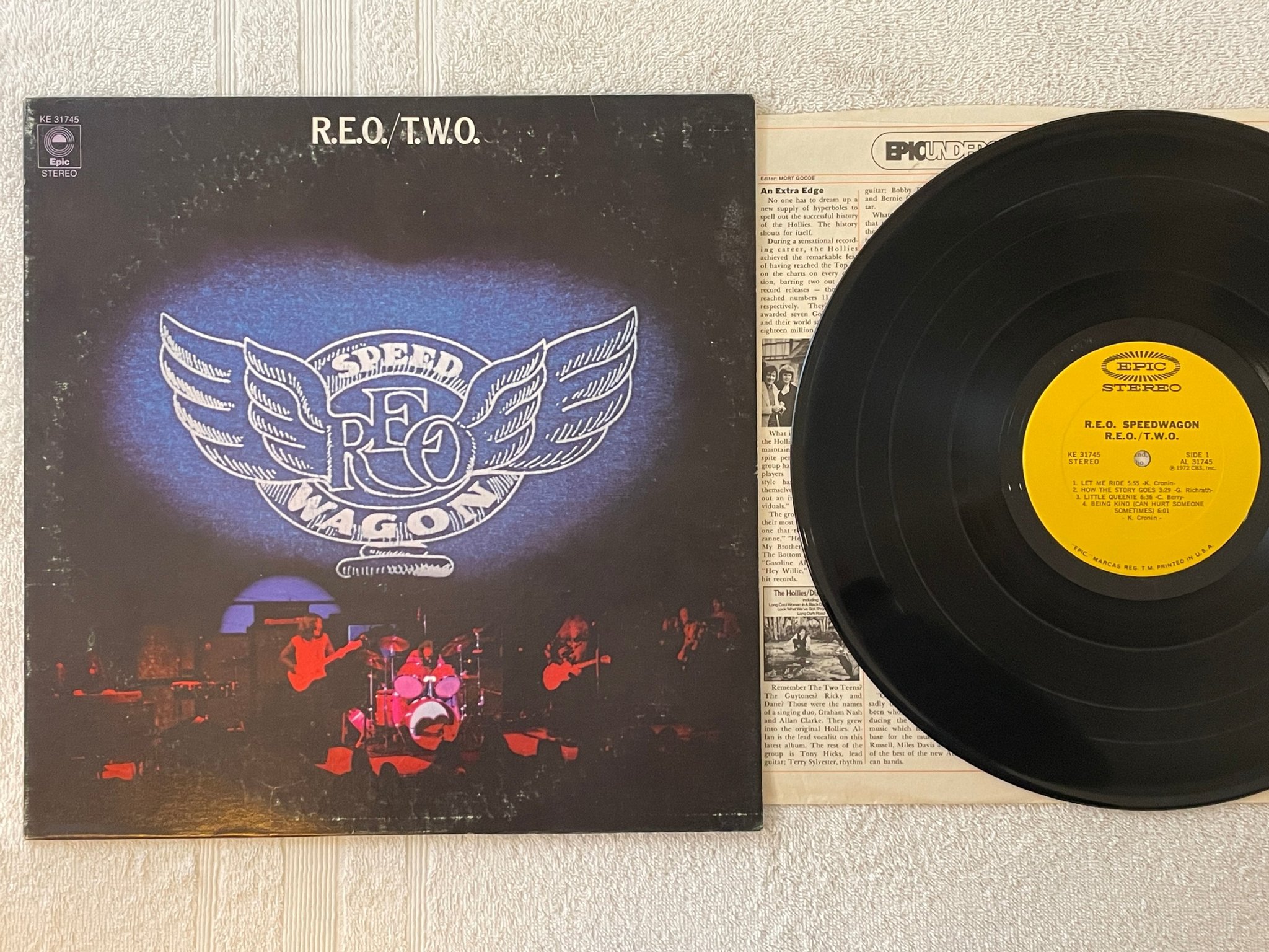 Omslagsbild för skivan R.E.O. SPEEDWAGON two LP -72 US EPIC KE 31745 
