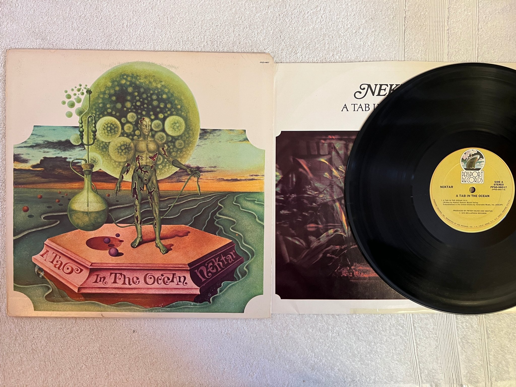 Omslagsbild för skivan NEKTAR A Tab In The Ocean LP -76 US passport ppsd 98017