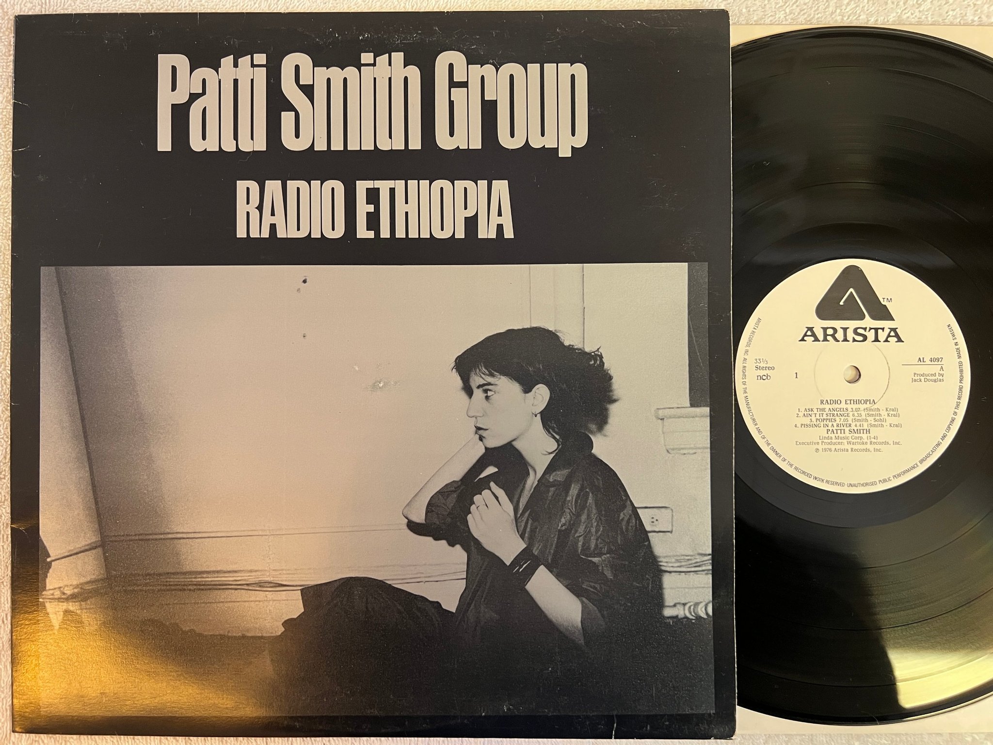 Omslagsbild för skivan PATTI SMITH radio ethiopia LP -76 ncb ARISTA AL 4097