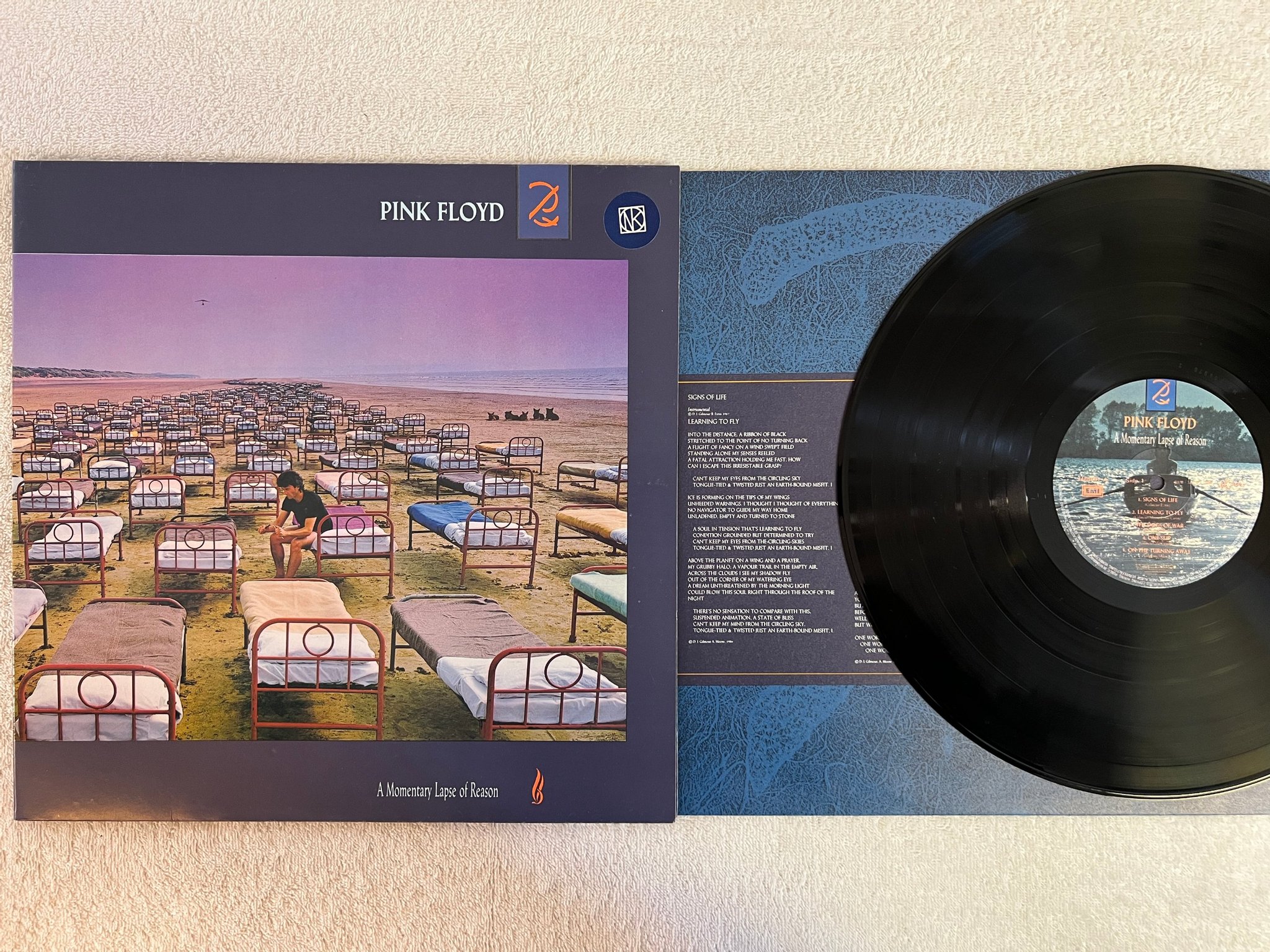 Omslagsbild för skivan PINK FLOYD A Momentary Lapse Of Reason LP -87 EMI 7 48068 1