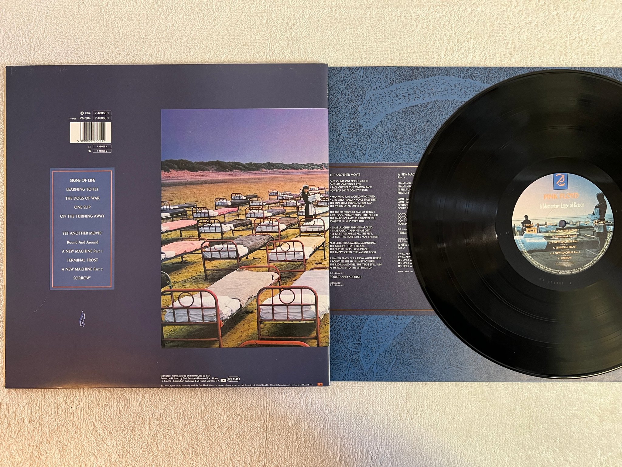 Omslagsbild för skivan PINK FLOYD A Momentary Lapse Of Reason LP -87 EMI 7 48068 1