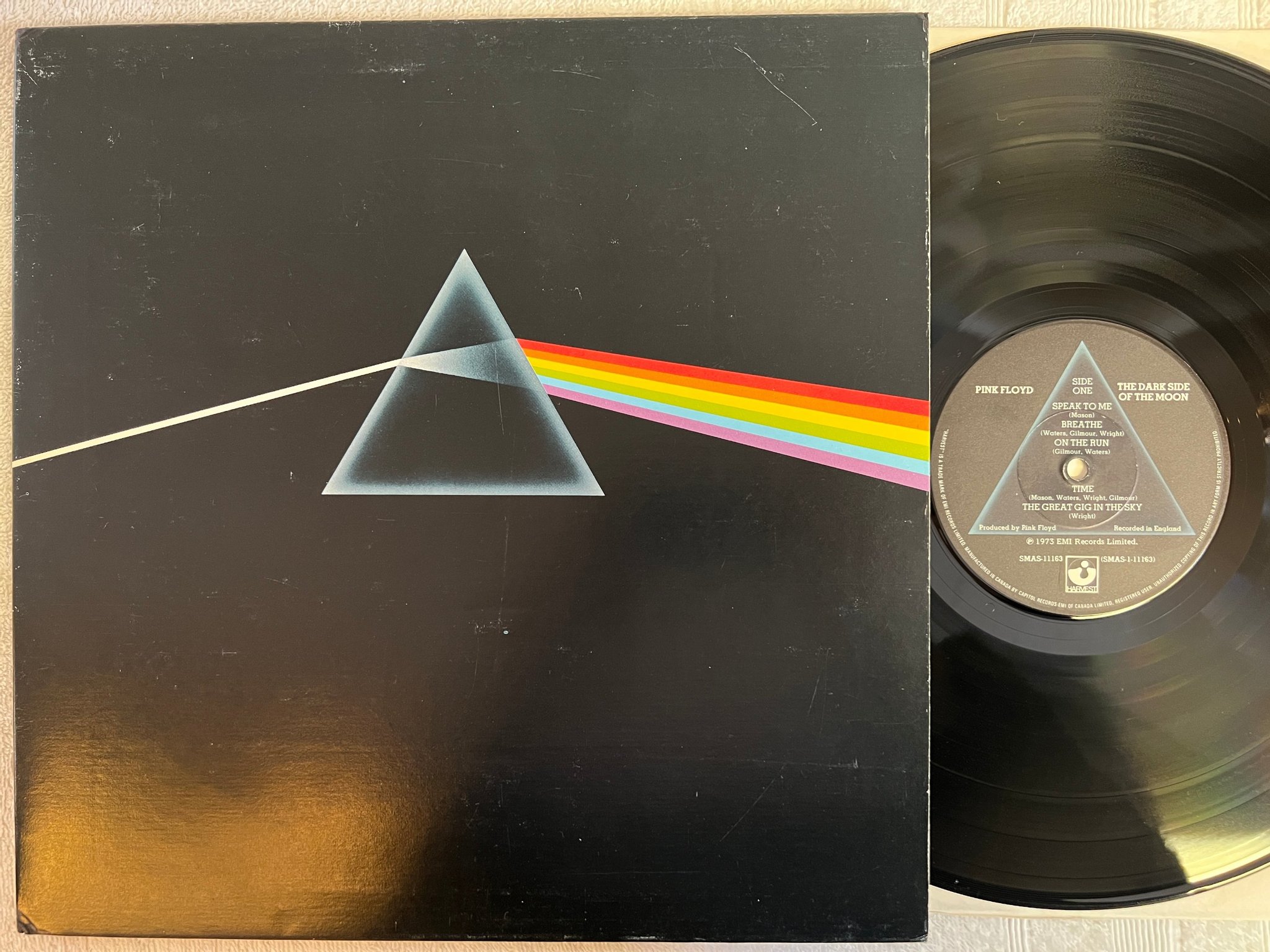 Omslagsbild för skivan PINK FLOYD dark side of the moon LP Can HARVEST SMAS 11163 w/ posters & postcard