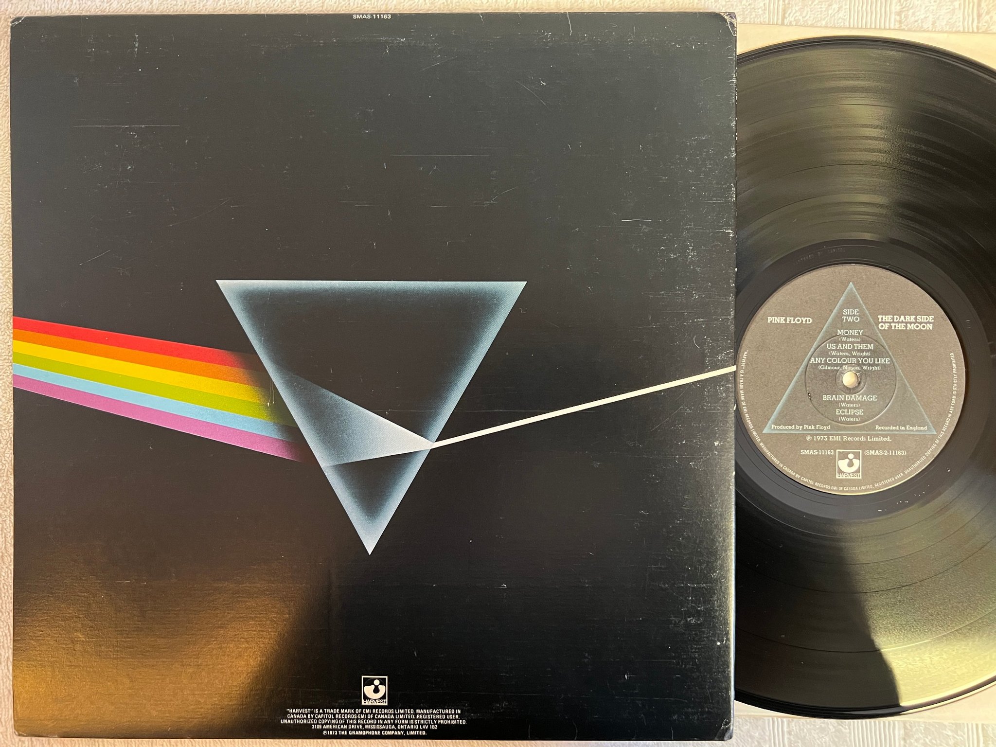 Omslagsbild för skivan PINK FLOYD dark side of the moon LP Can HARVEST SMAS 11163 w/ posters & postcard