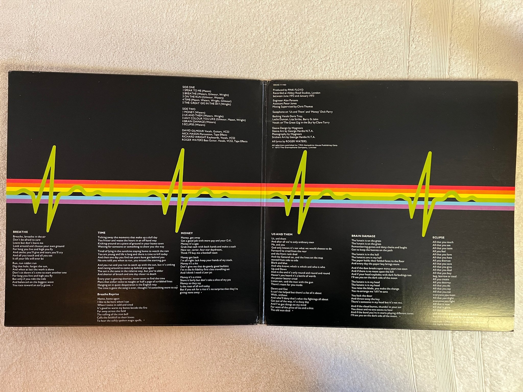 Omslagsbild för skivan PINK FLOYD dark side of the moon LP Can HARVEST SMAS 11163 w/ posters & postcard