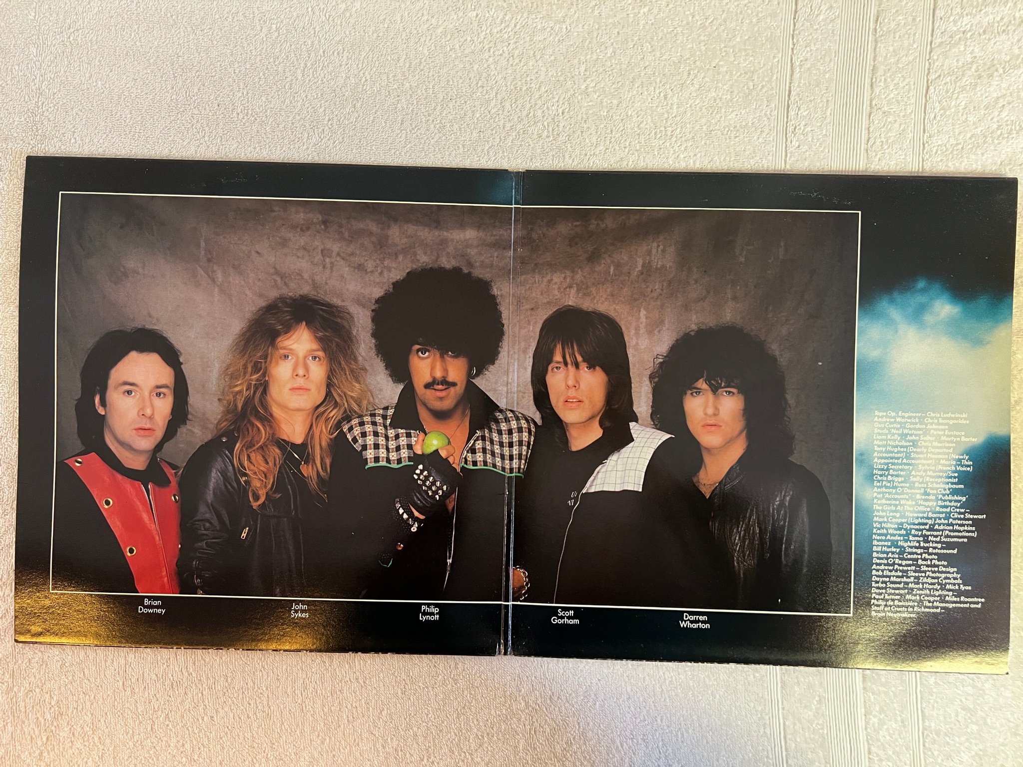 Omslagsbild för skivan THIN LIZZY thunder and lightning 2xLP -83 UK VERTIGO LIZLP-3