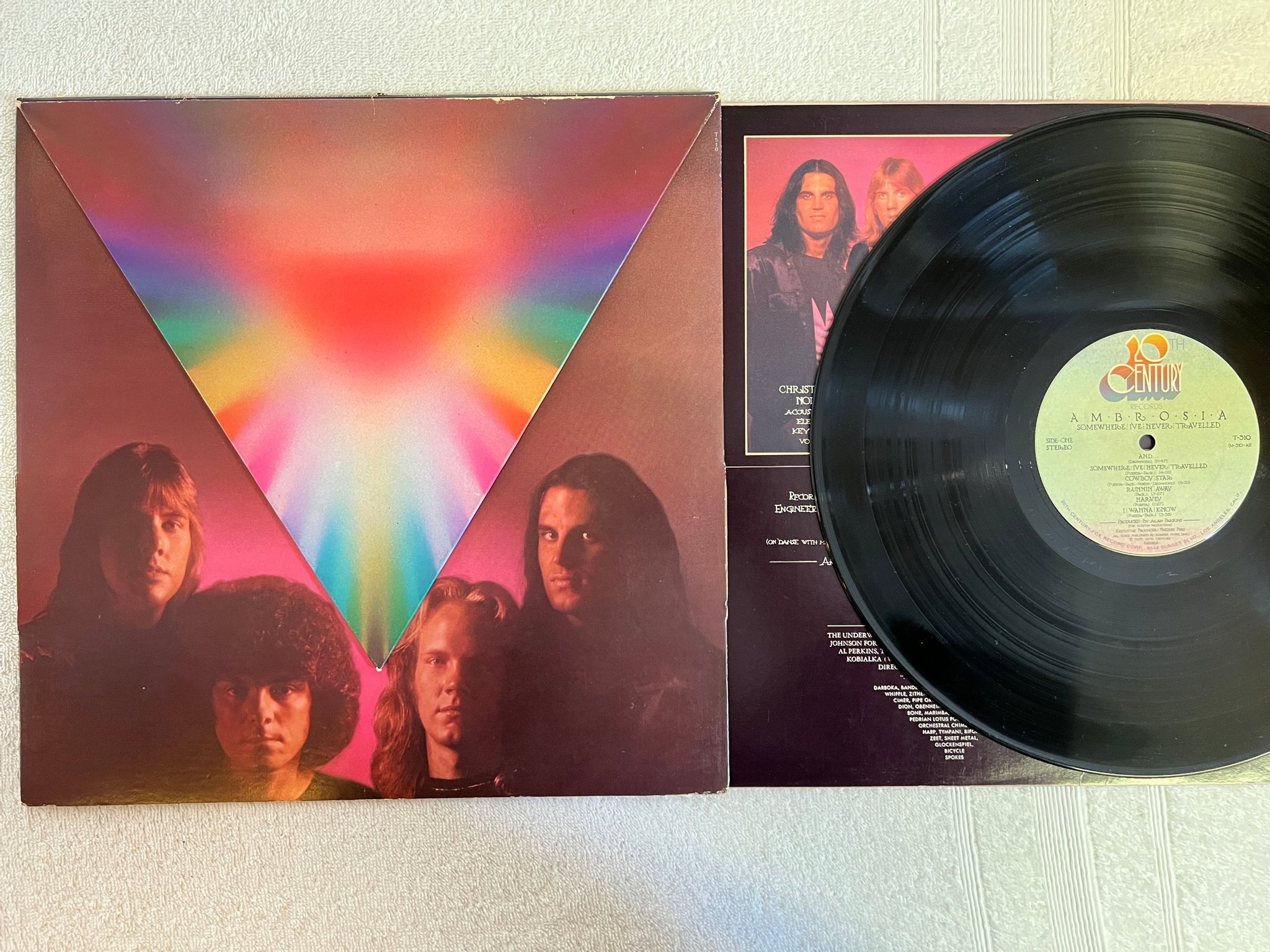 Omslagsbild för skivan AMBROSIA Somewhere I've Never Travelled LP -76 US 20TH CENTURY pyramid cover