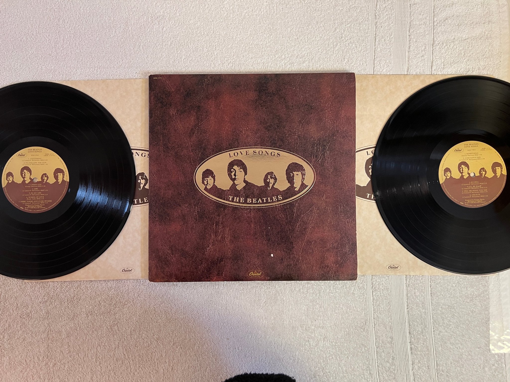 Omslagsbild för skivan THE BEATLES love songs 2xLP -77 US CAPITOL SKBL 1171