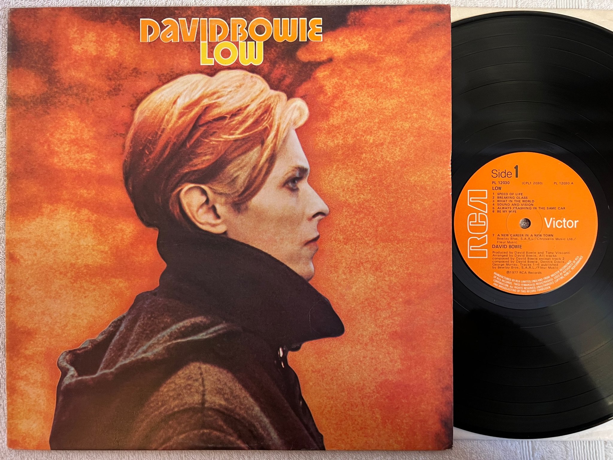 Omslagsbild för skivan DAVID BOWIE low LP -77 UK RCA PL 12030