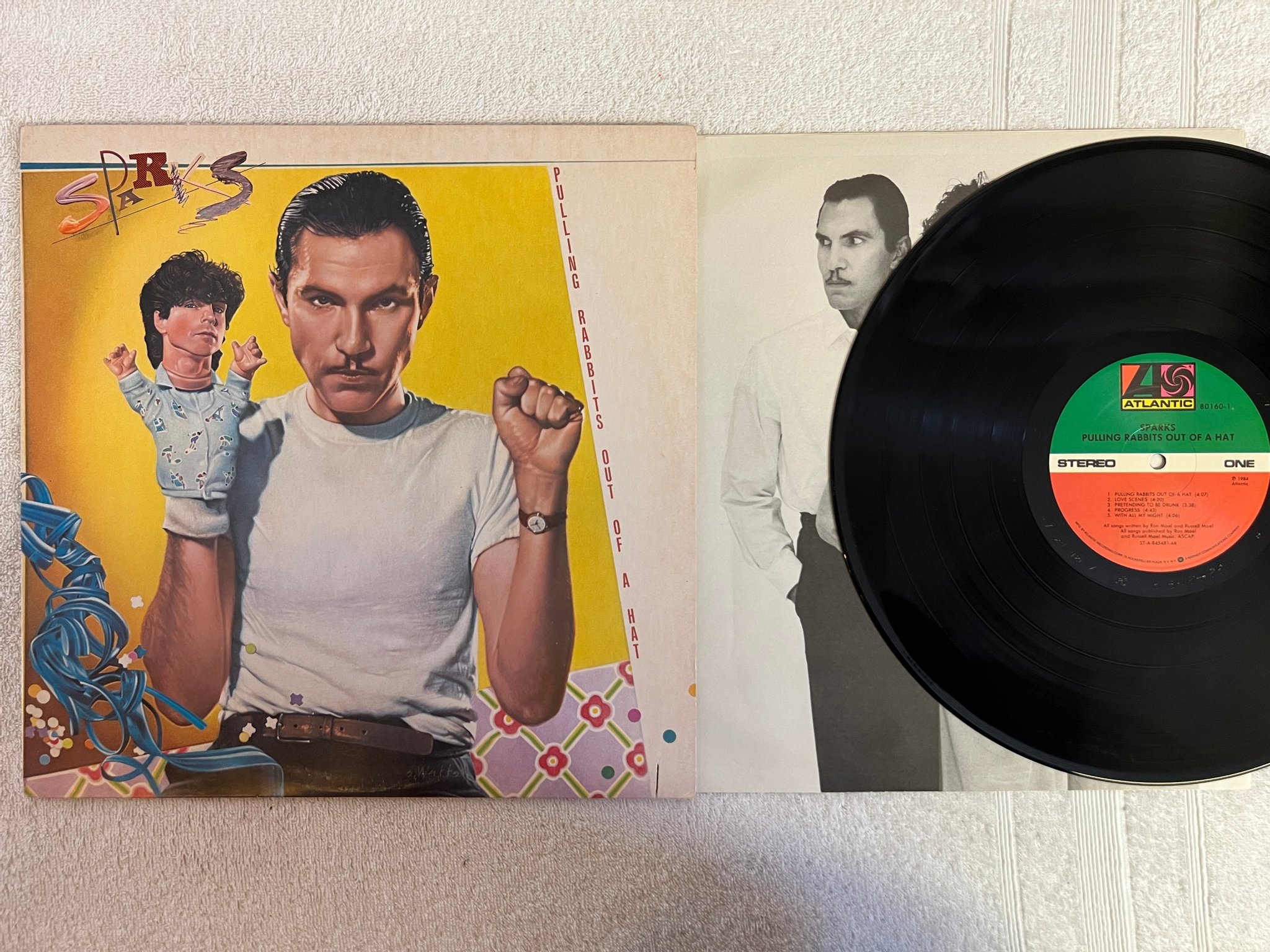 Omslagsbild för skivan SPARKS Pulling Rabbits Out Of A Hat LP -84 US ATLANTIC 80160-1
