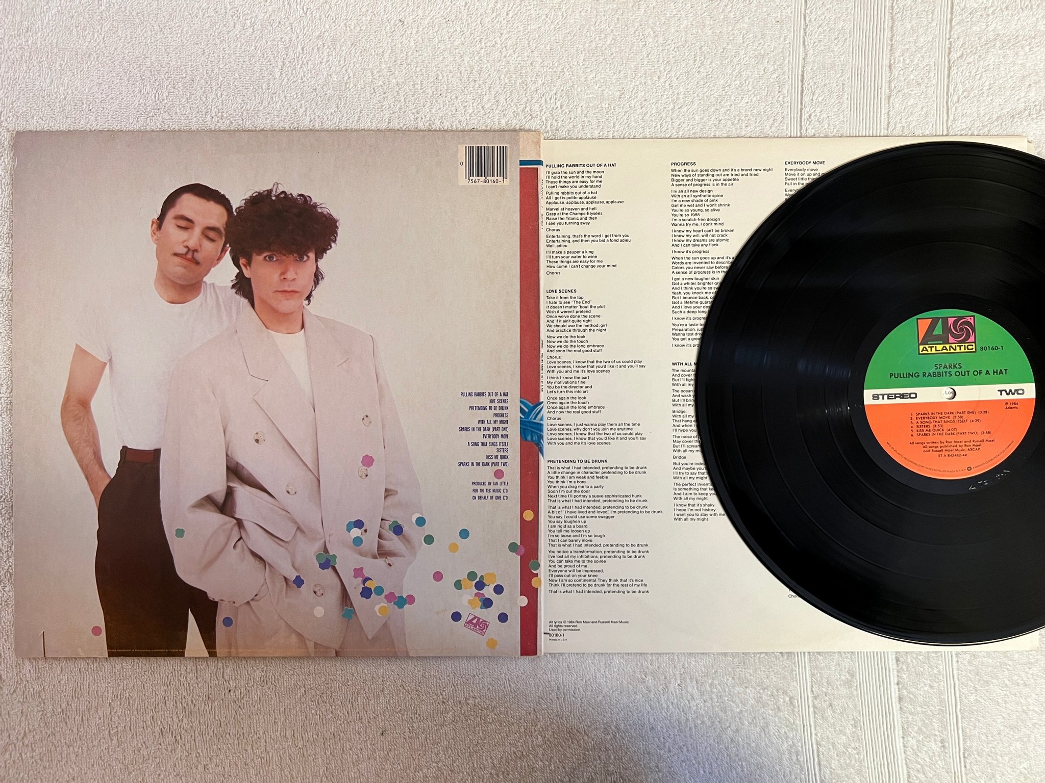 Omslagsbild för skivan SPARKS Pulling Rabbits Out Of A Hat LP -84 US ATLANTIC 80160-1