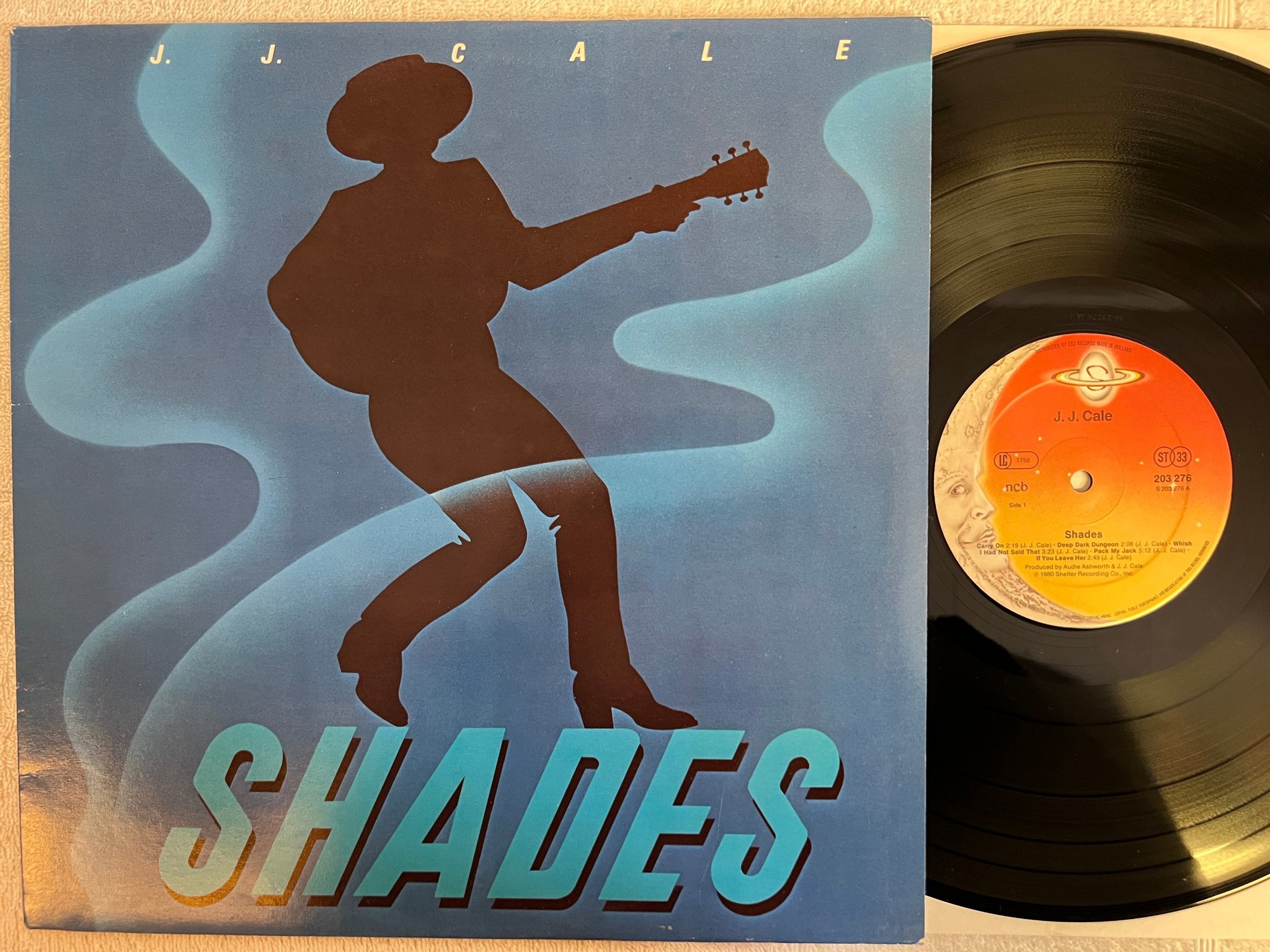 Omslagsbild för skivan JJ CALE shades LP -80 ncb SHELTER 203276