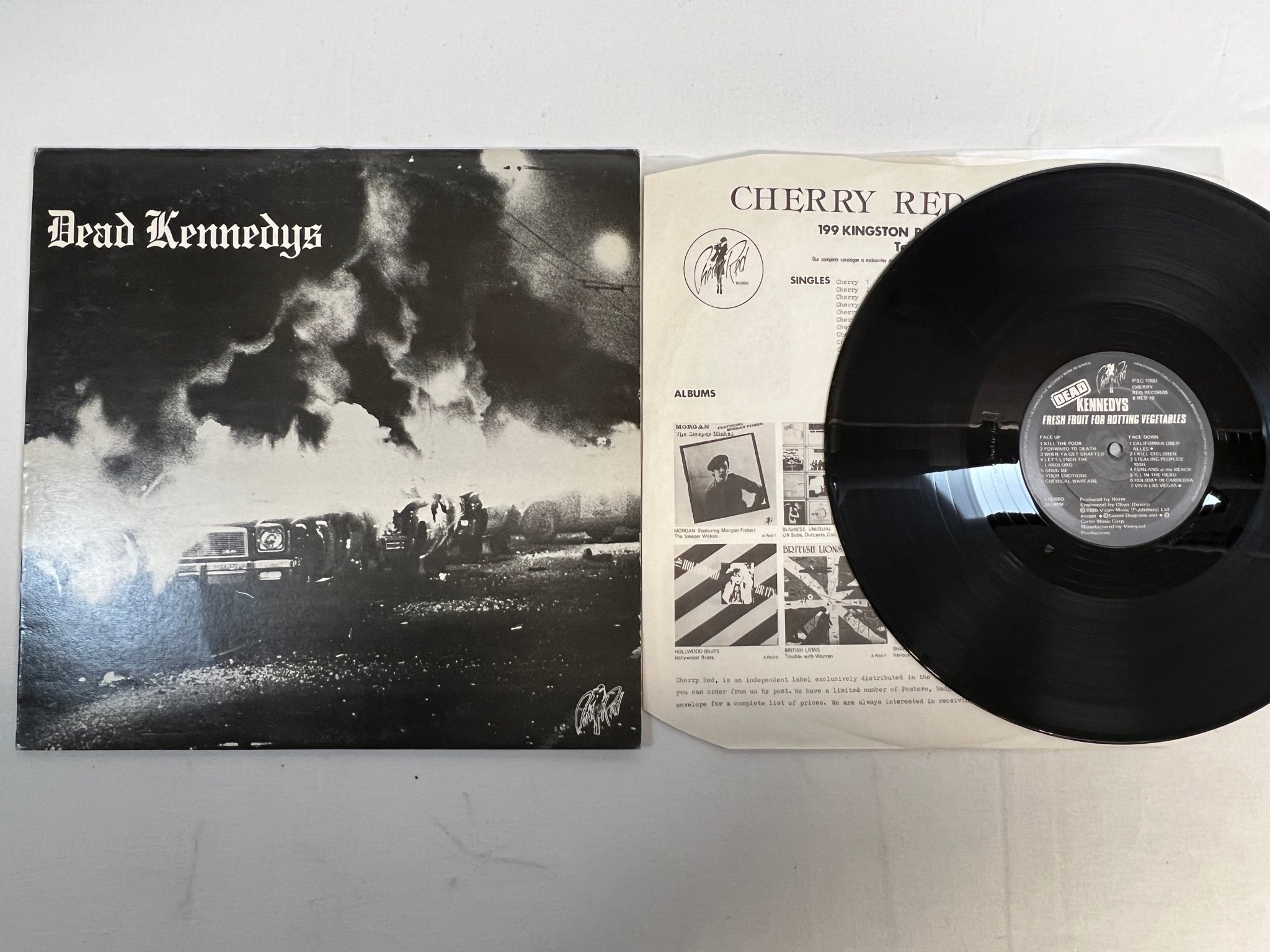 Omslagsbild för skivan DEAD KENNEDYS fresh fruit for rotting vegetables LP -80  CHERRY RED B RED 10