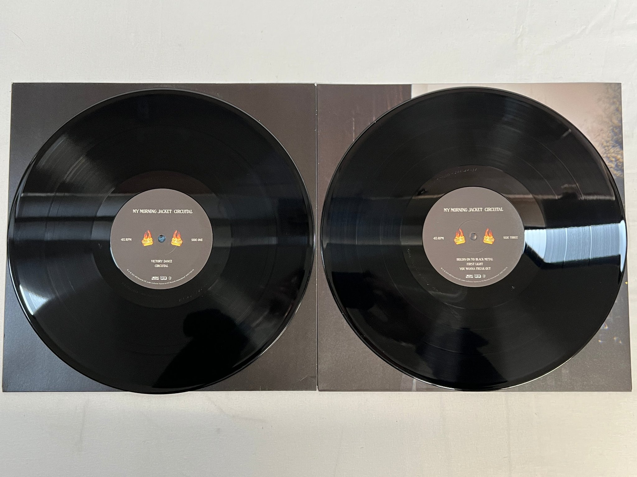 Omslagsbild för skivan MY MORNING JACKET Circuital 2xLP 2011 V2 RECORDS VVR770979