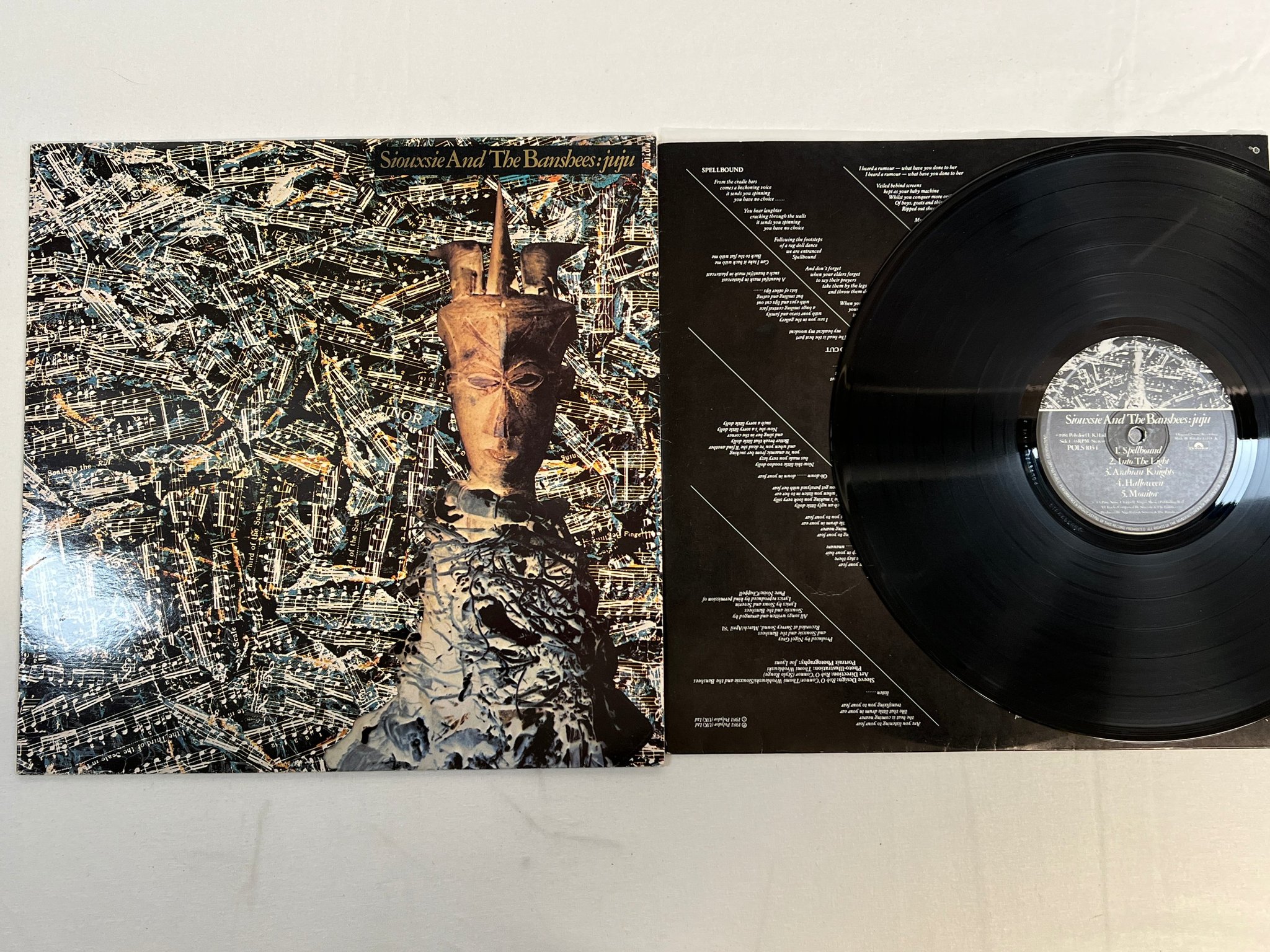 Omslagsbild för skivan SIOUXSIE AND THE BANSHEES juju LP -81 UK POLYDOR POLS 1034