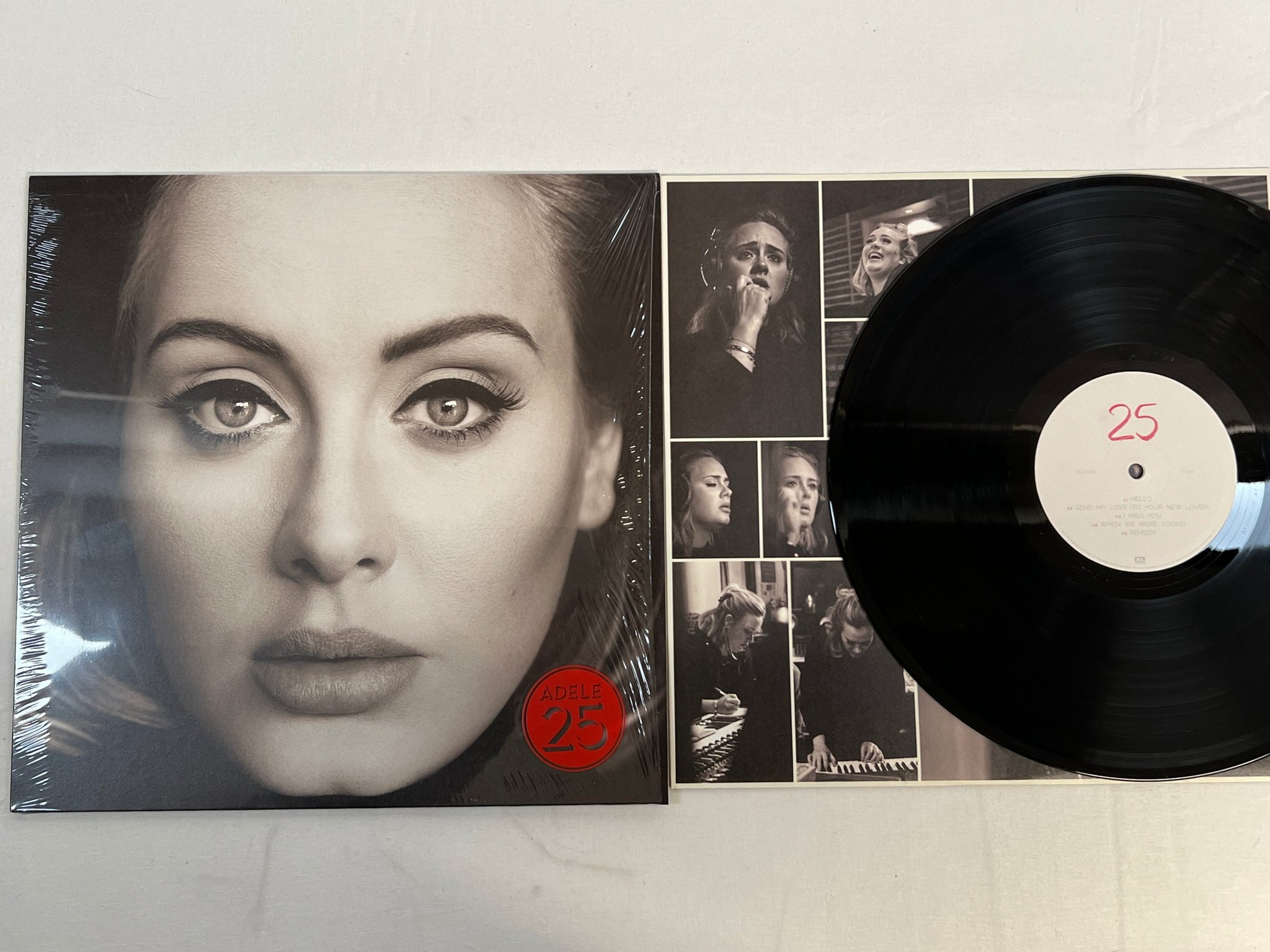 Omslagsbild för skivan ADELE 25 LP 2015 XL RECORDINGS XLLP740